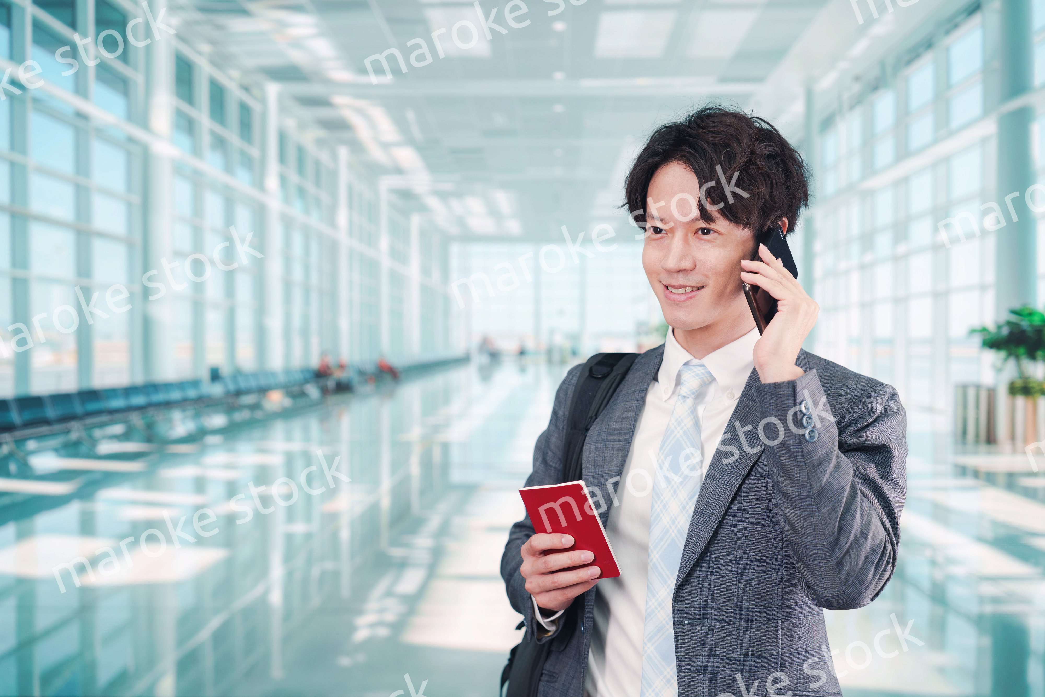 海外出張に行く若いビジネスマン