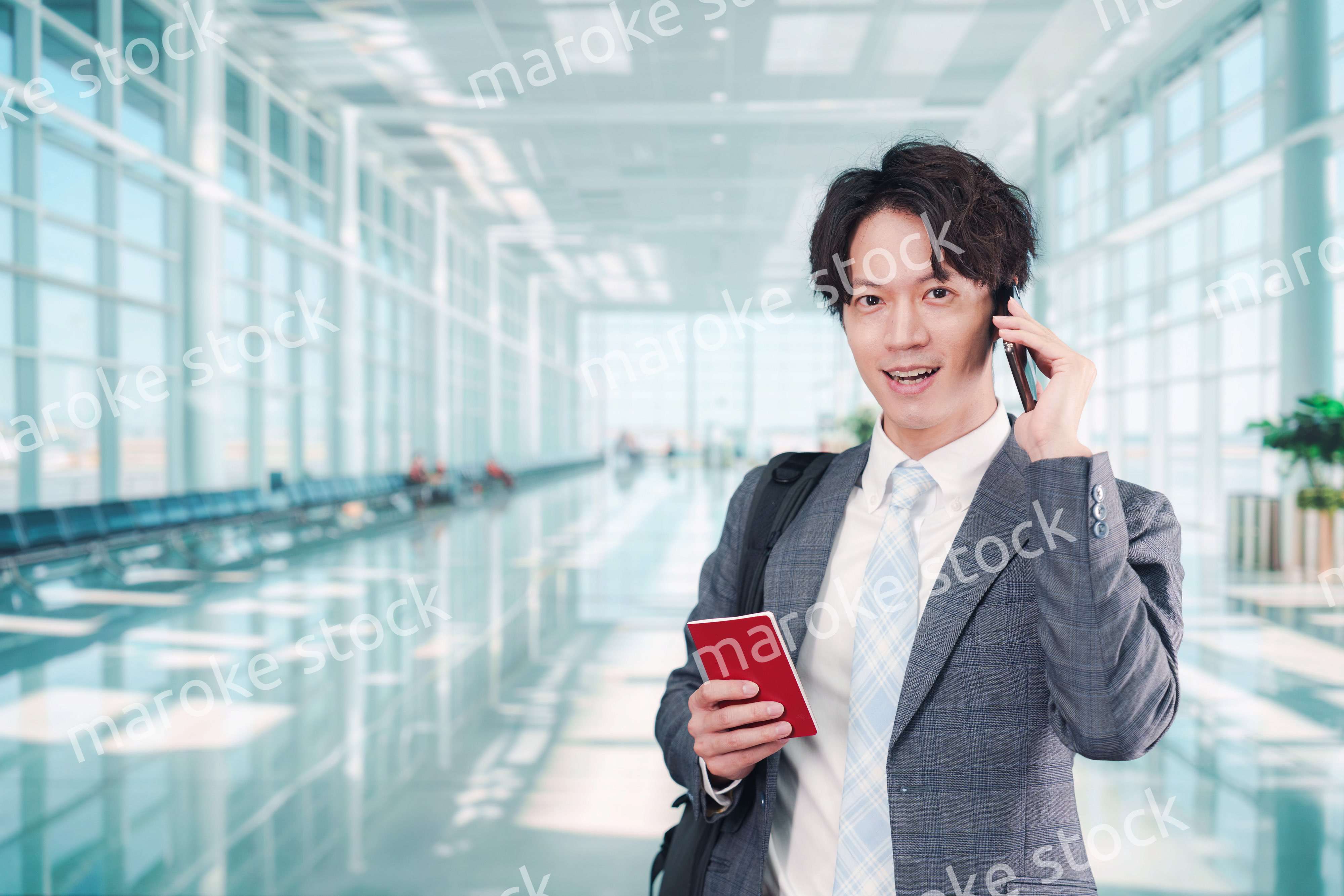 海外出張に行く若いビジネスマン