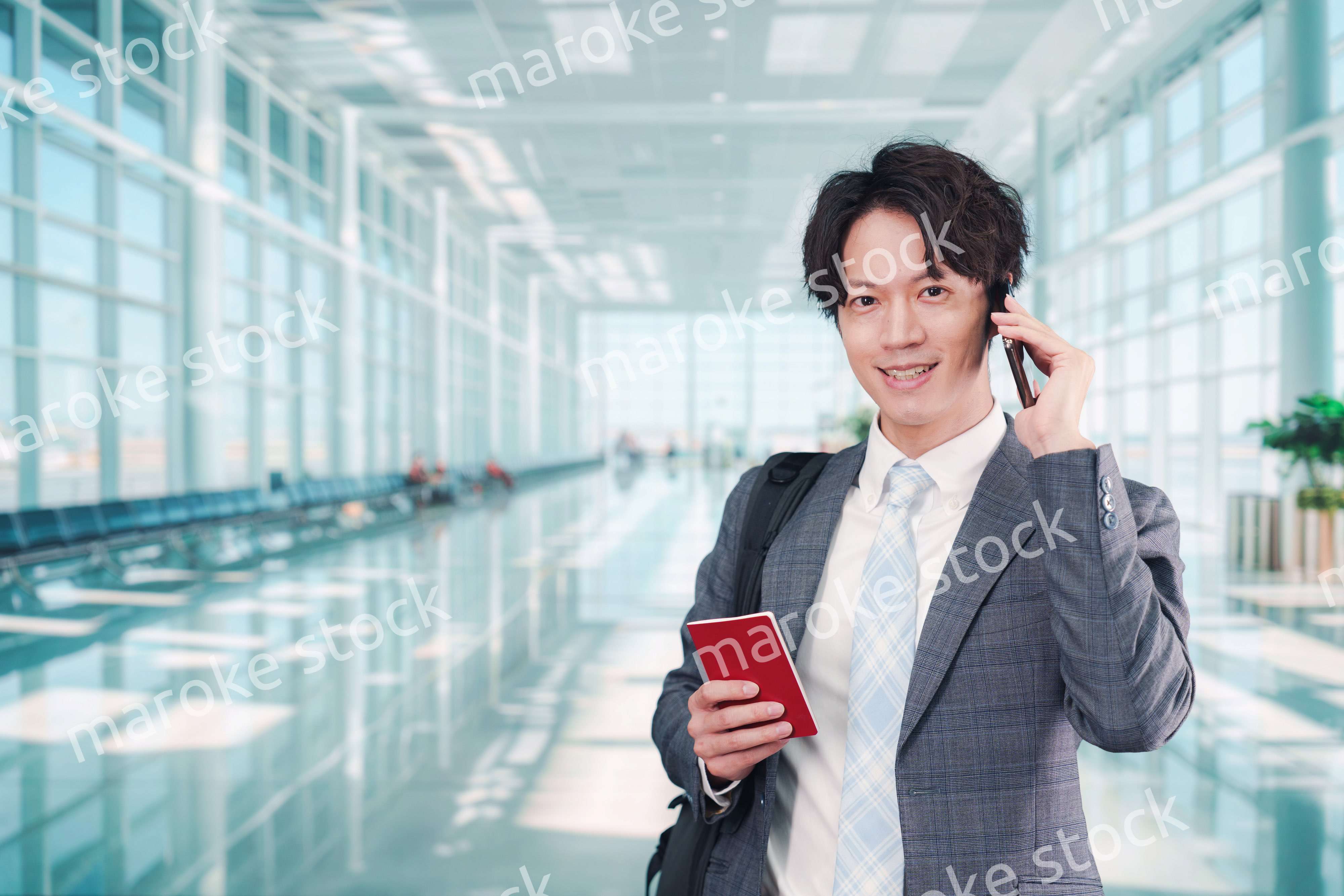 海外出張に行く若いビジネスマン