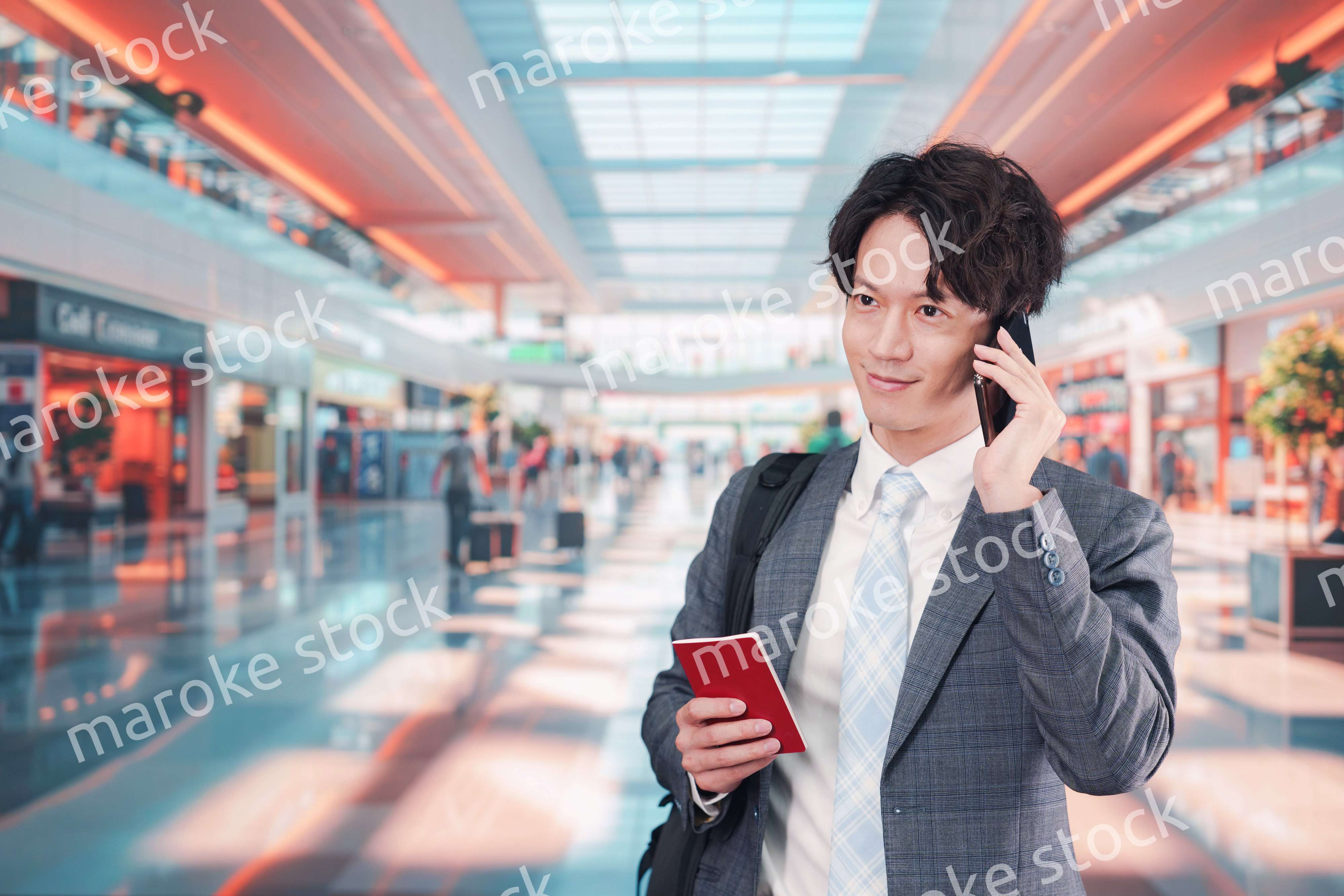 海外出張に行く若いビジネスマン