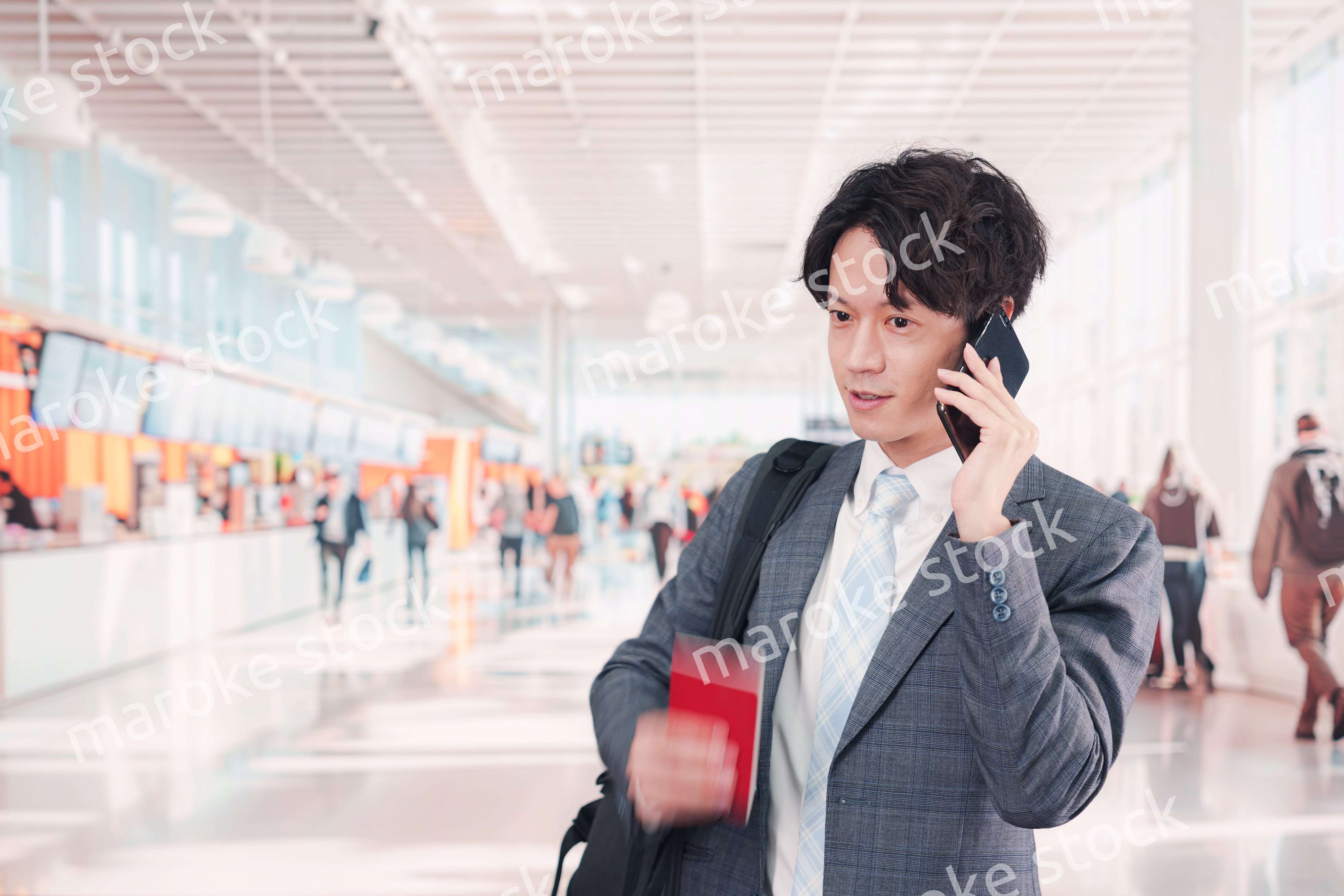 海外出張に行く若いビジネスマン