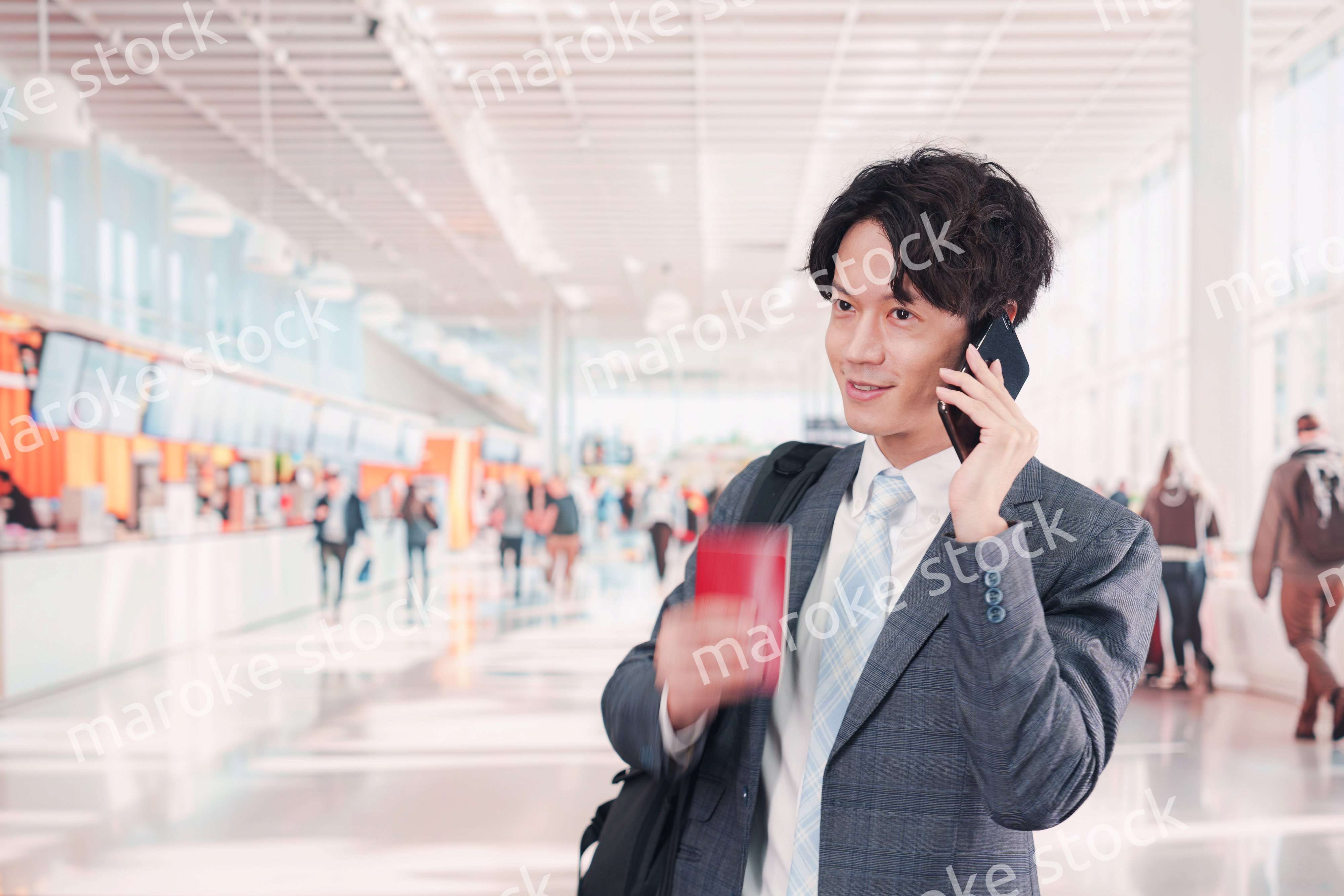 海外出張に行く若いビジネスマン