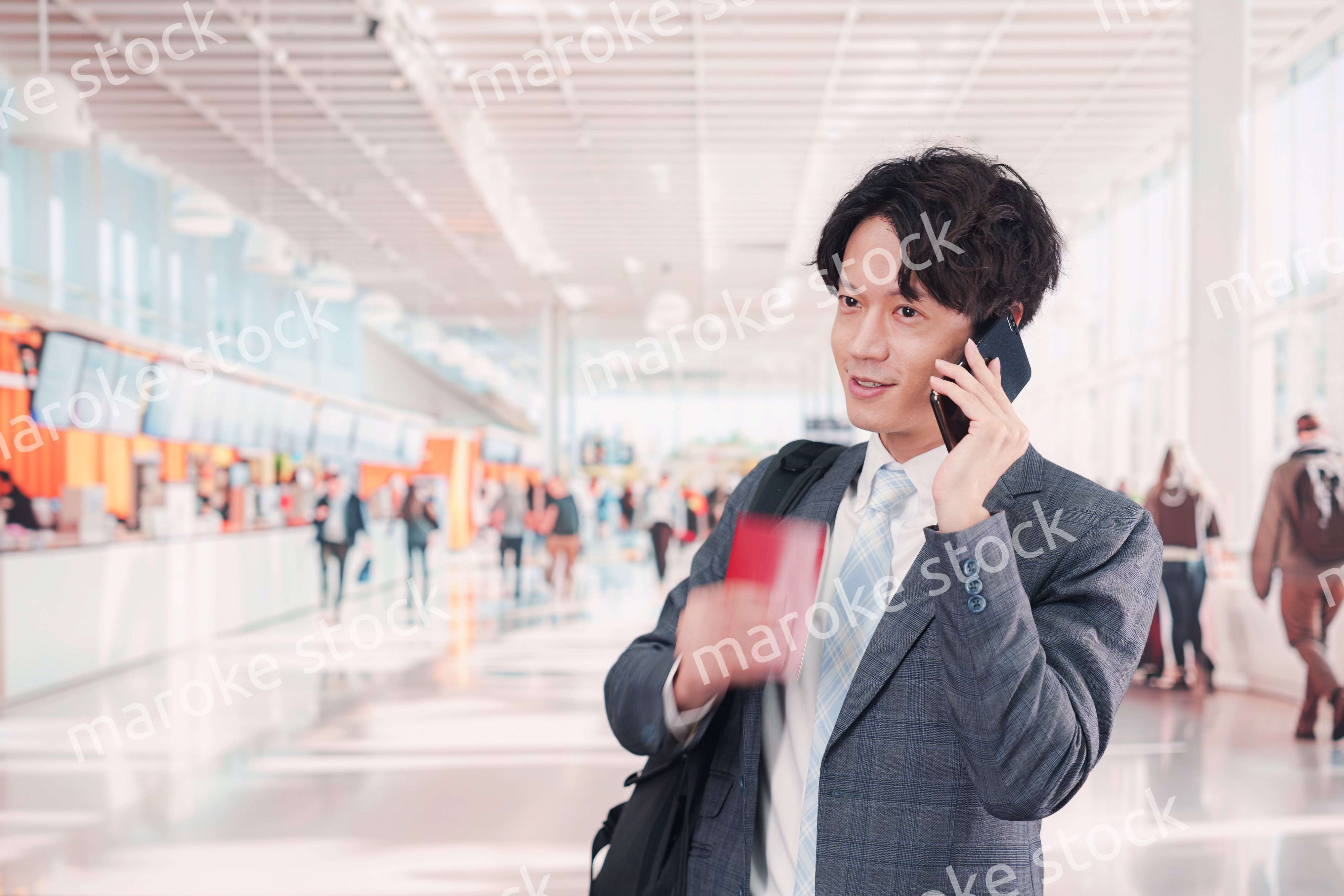 海外出張に行く若いビジネスマン