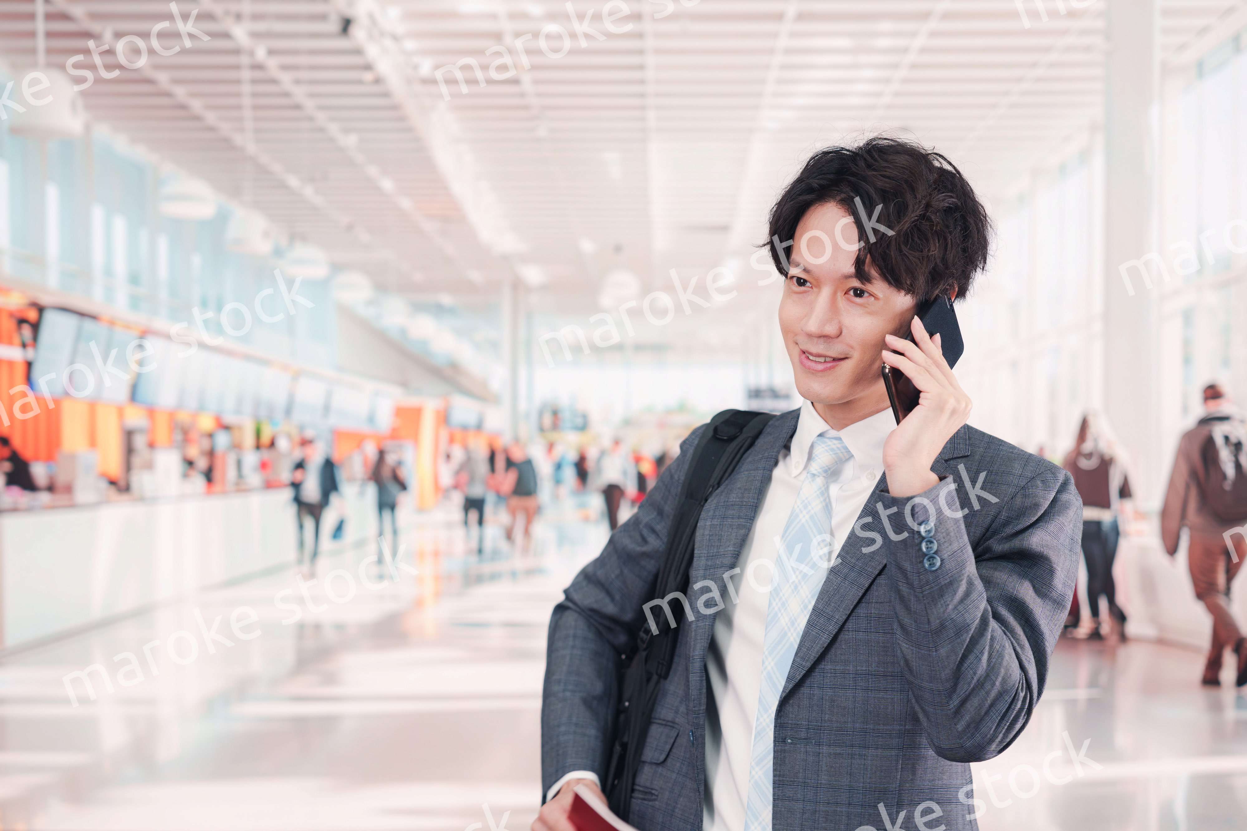 海外出張に行く若いビジネスマン