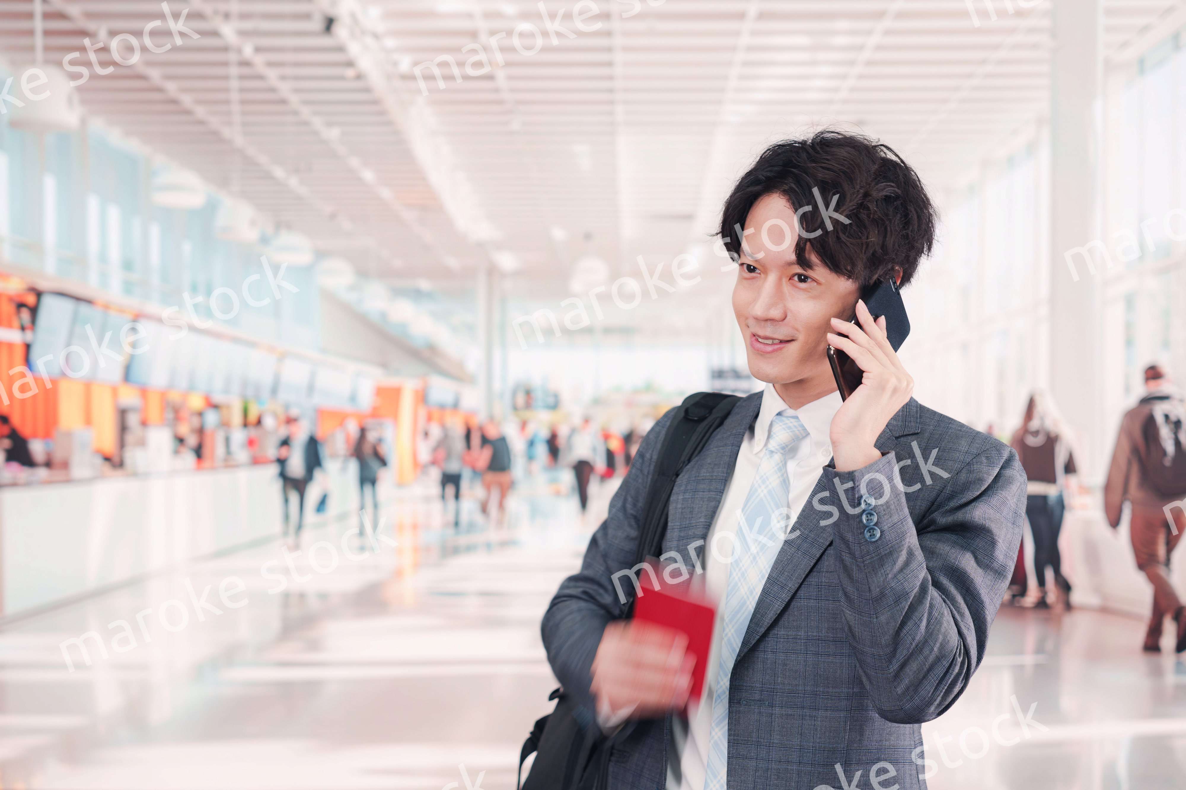 海外出張に行く若いビジネスマン