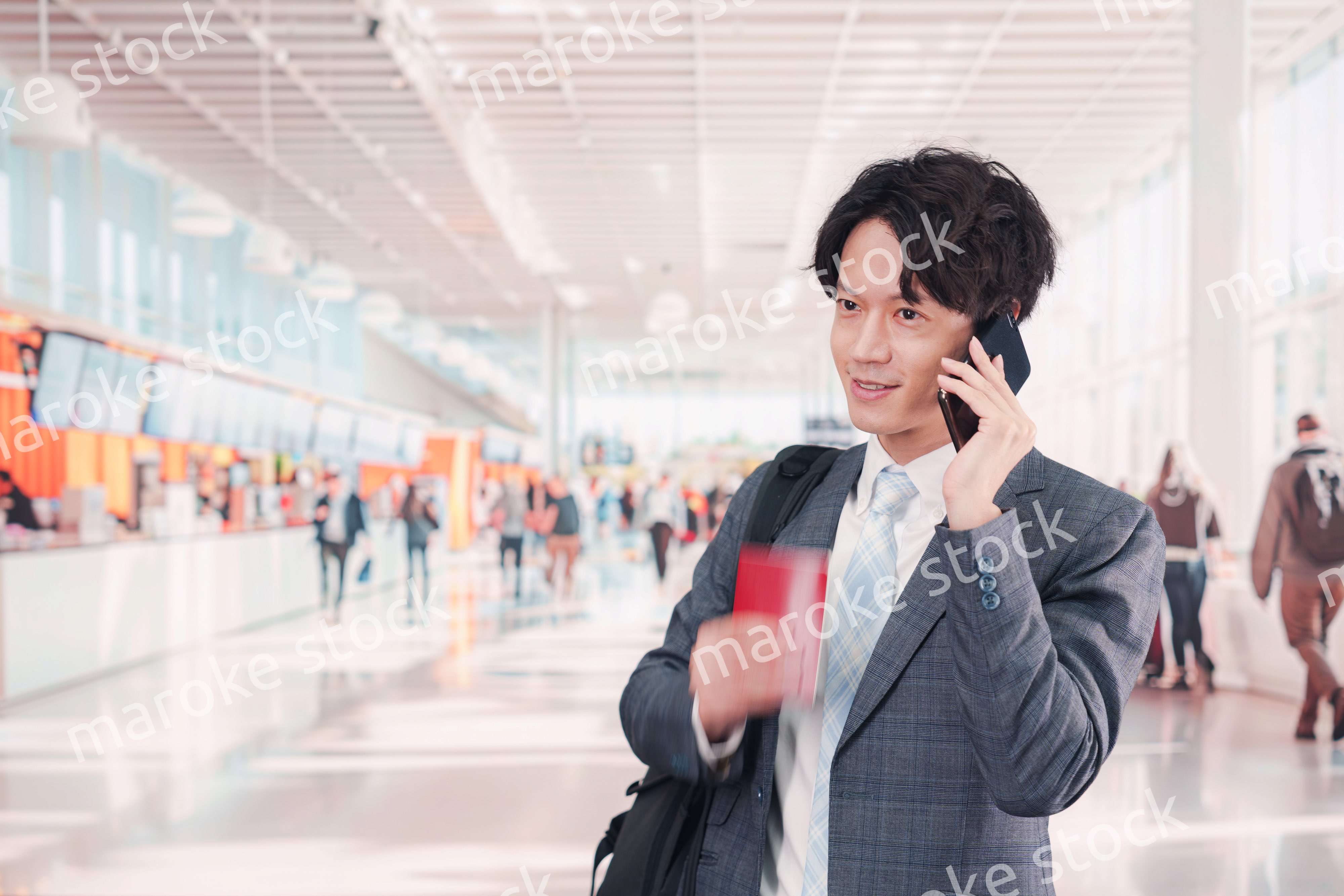 海外出張に行く若いビジネスマン