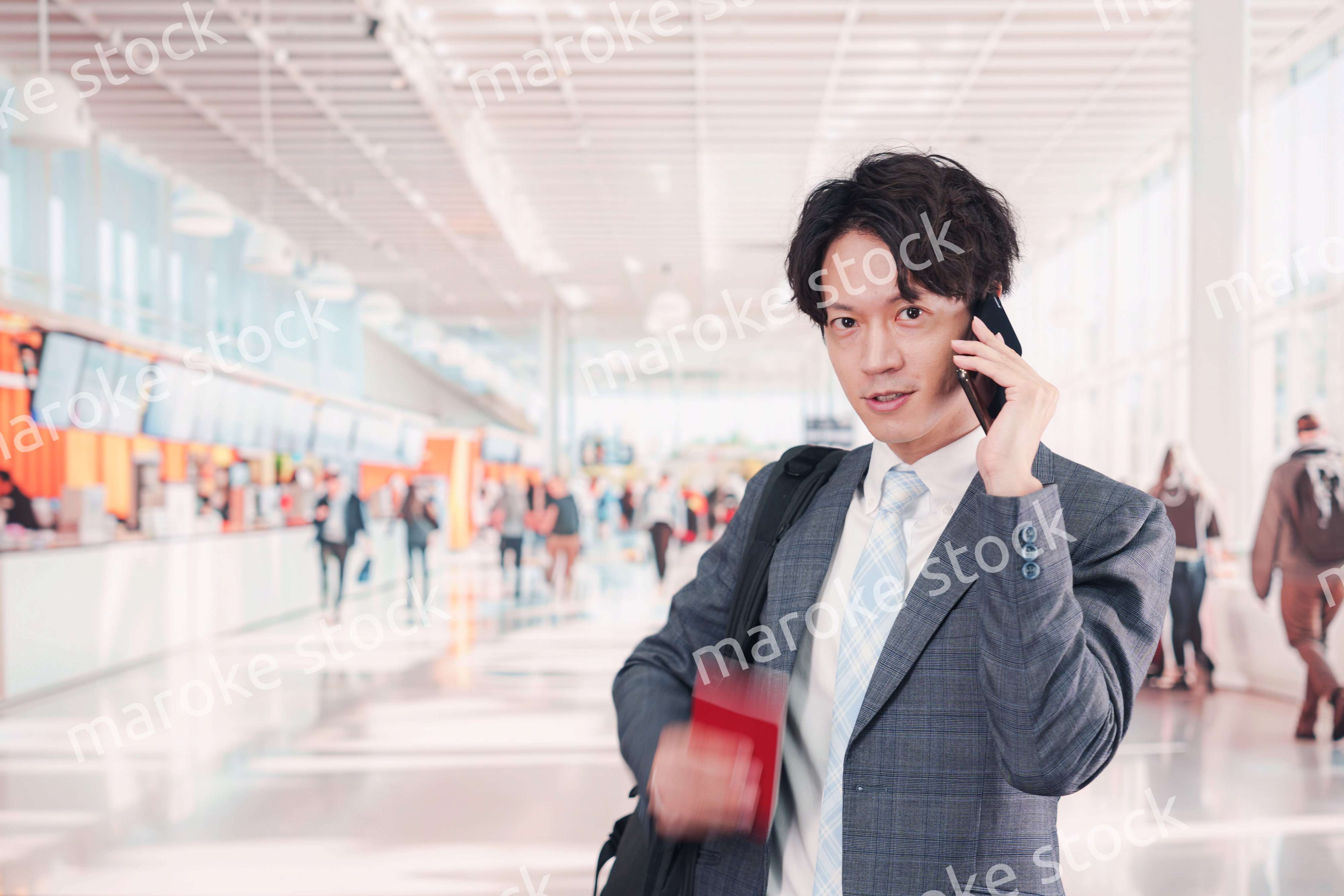 海外出張に行く若いビジネスマン