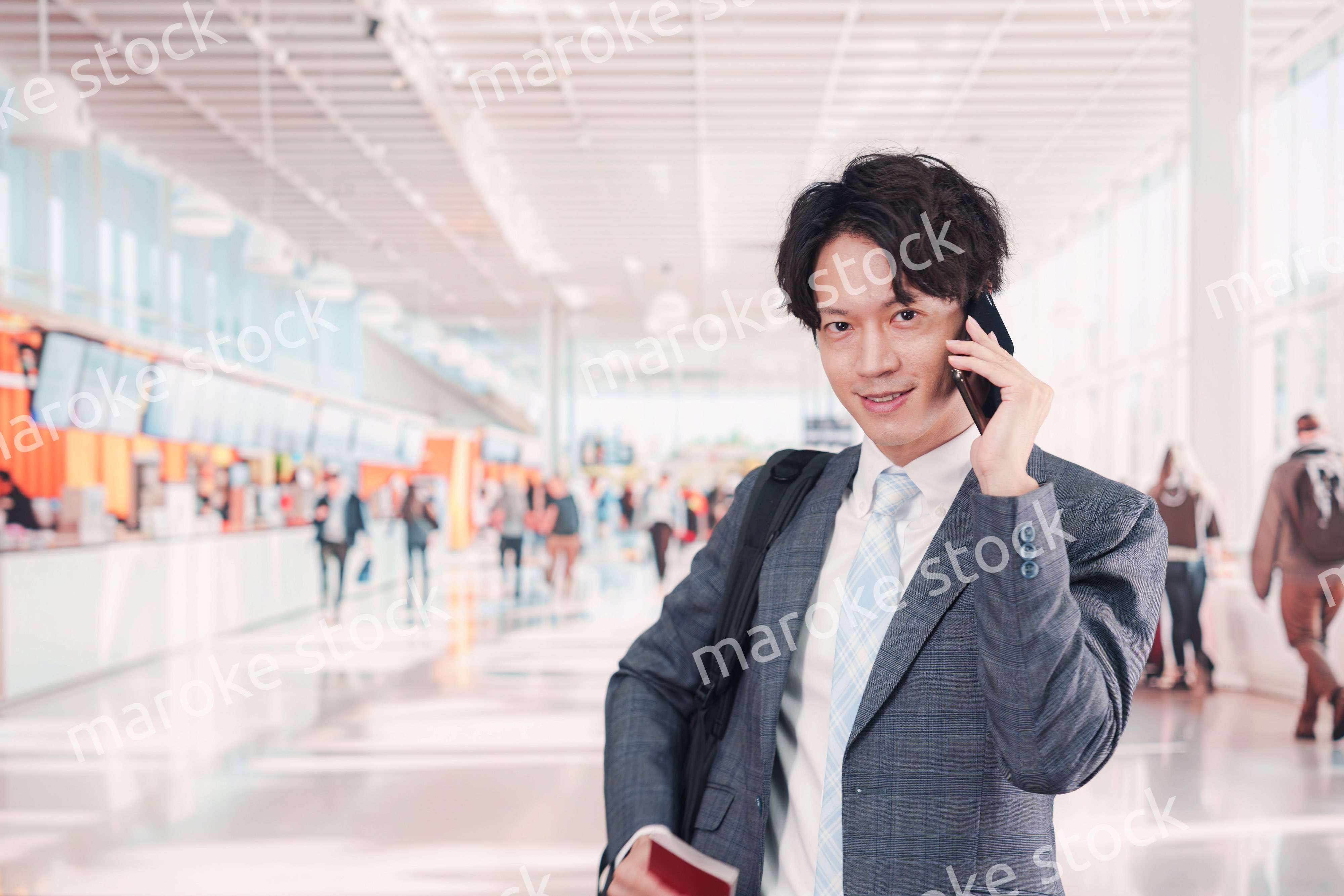 海外出張に行く若いビジネスマン