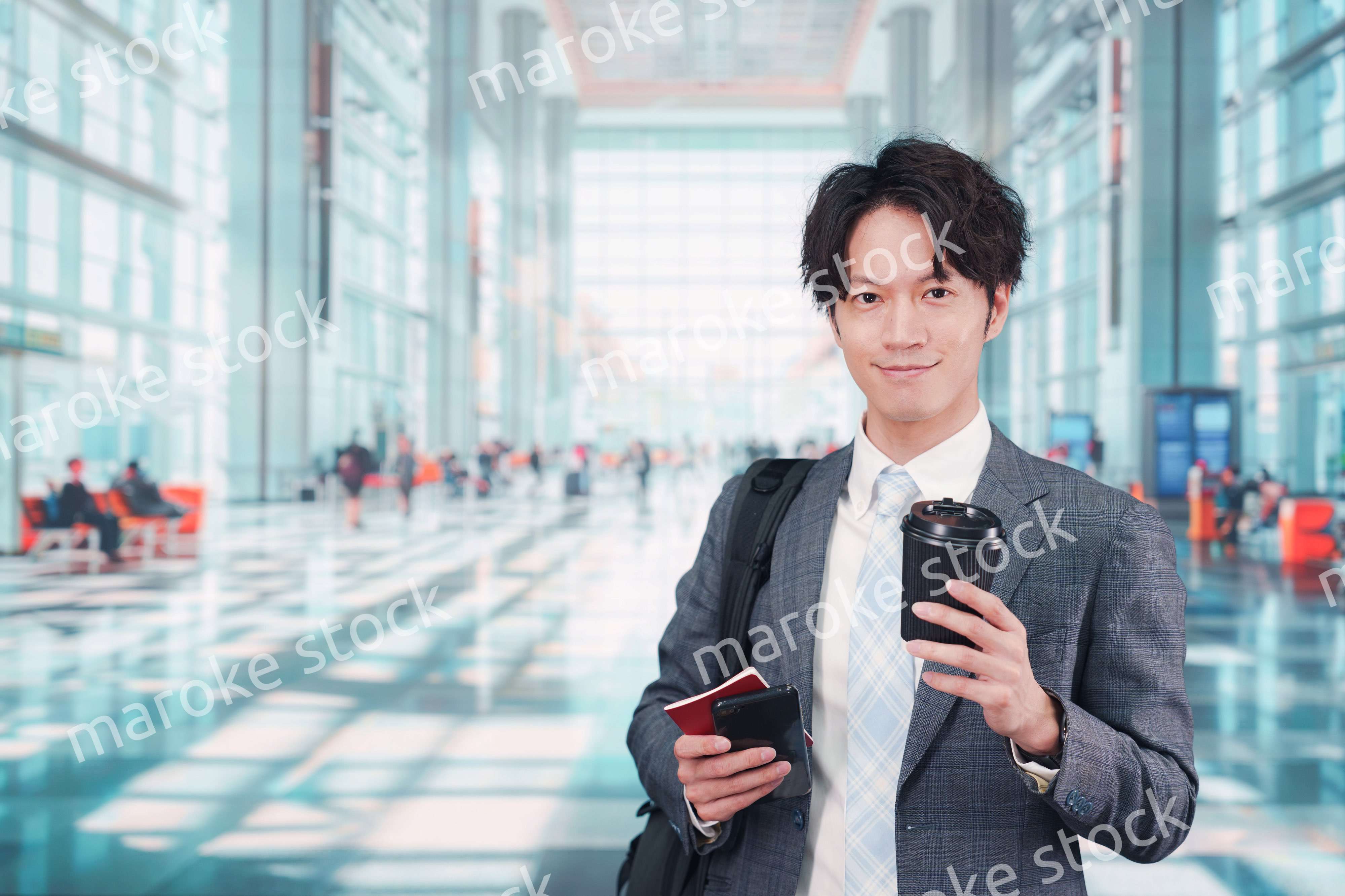 海外出張に行く若いビジネスマン