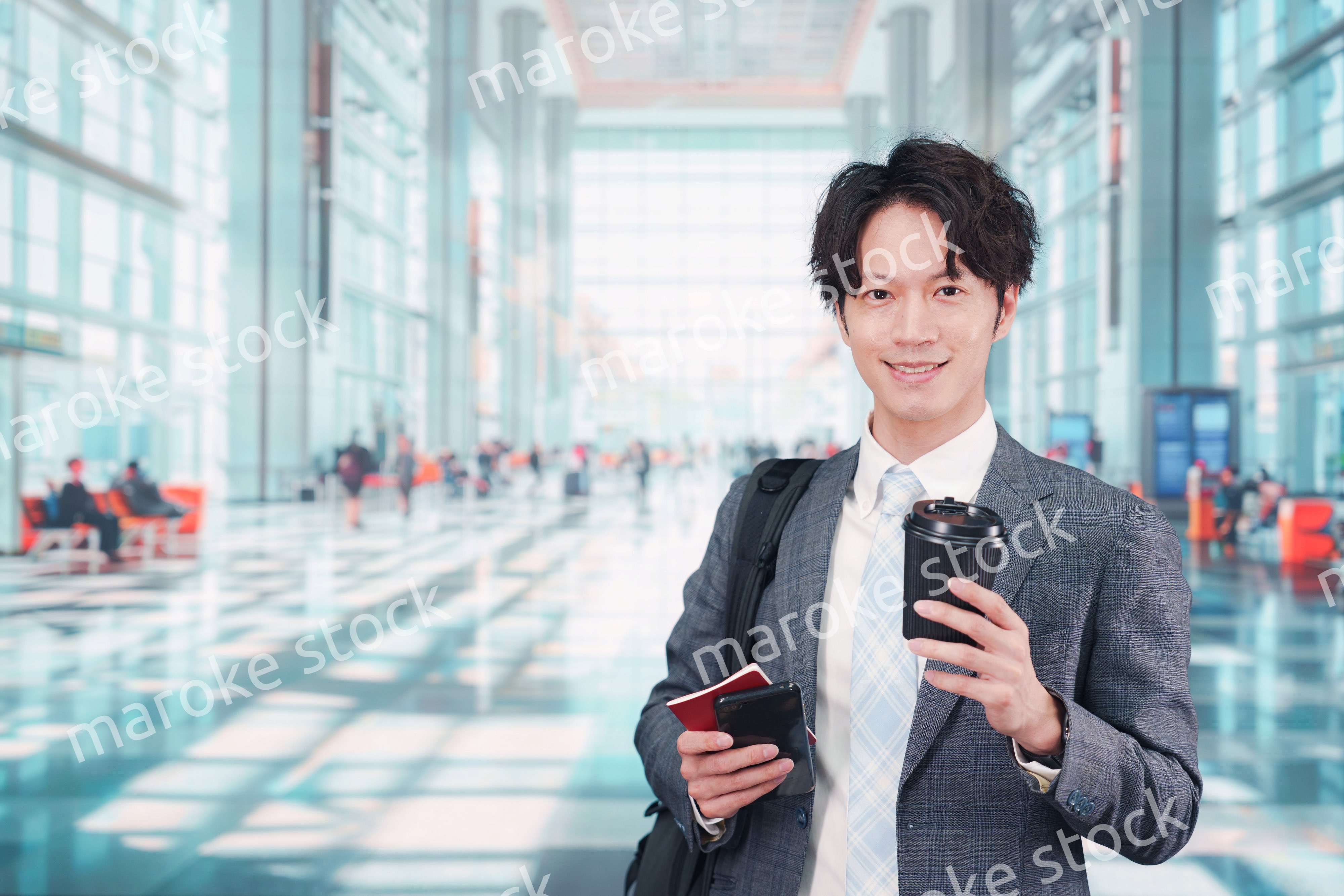 海外出張に行く若いビジネスマン