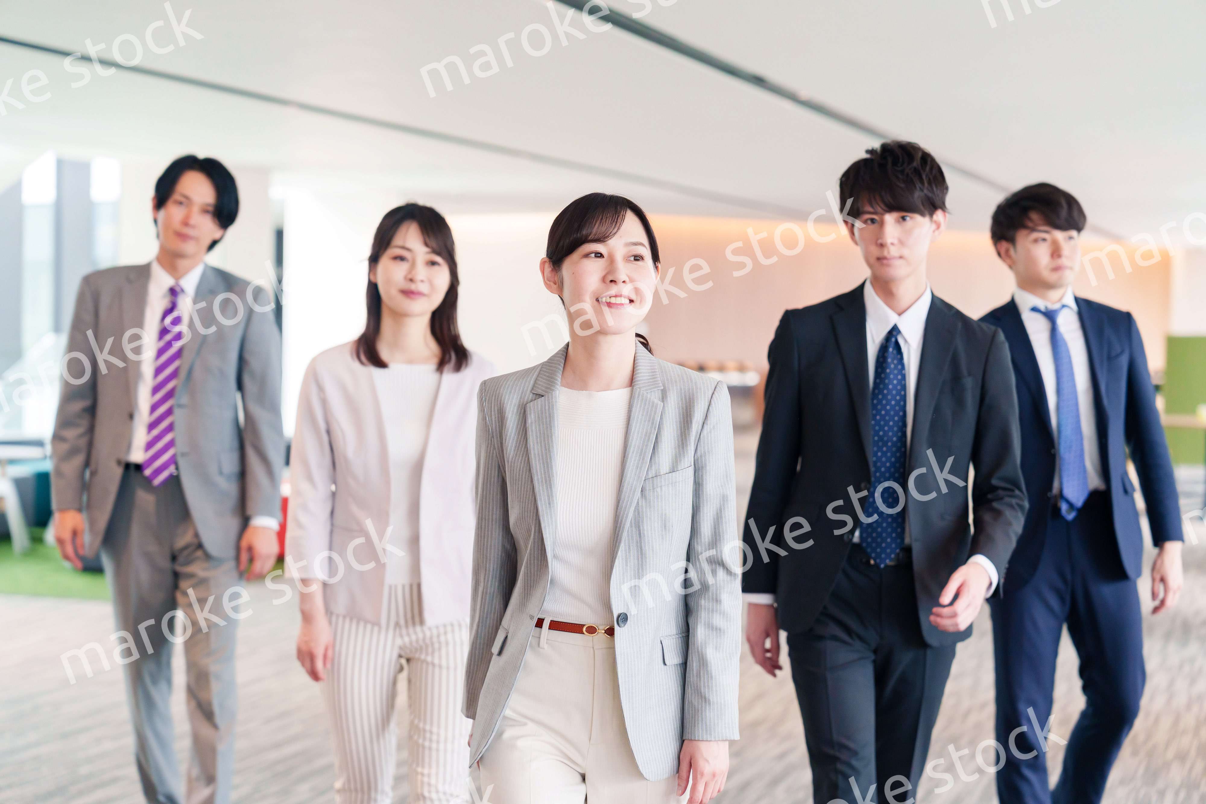 強い女性リーダーのもとで働くビジネスパーソン