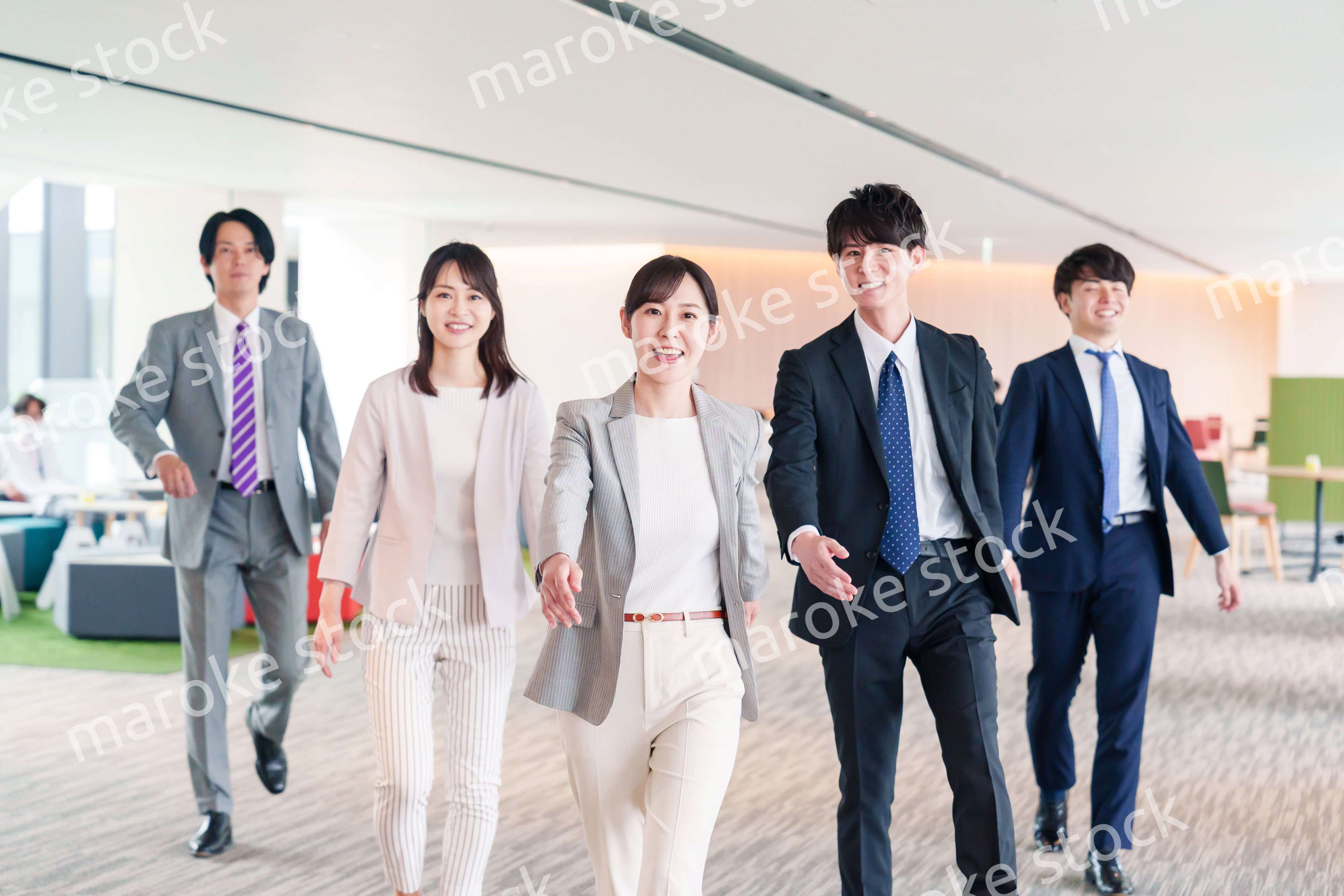 強い女性リーダーのもとで働くビジネスパーソン