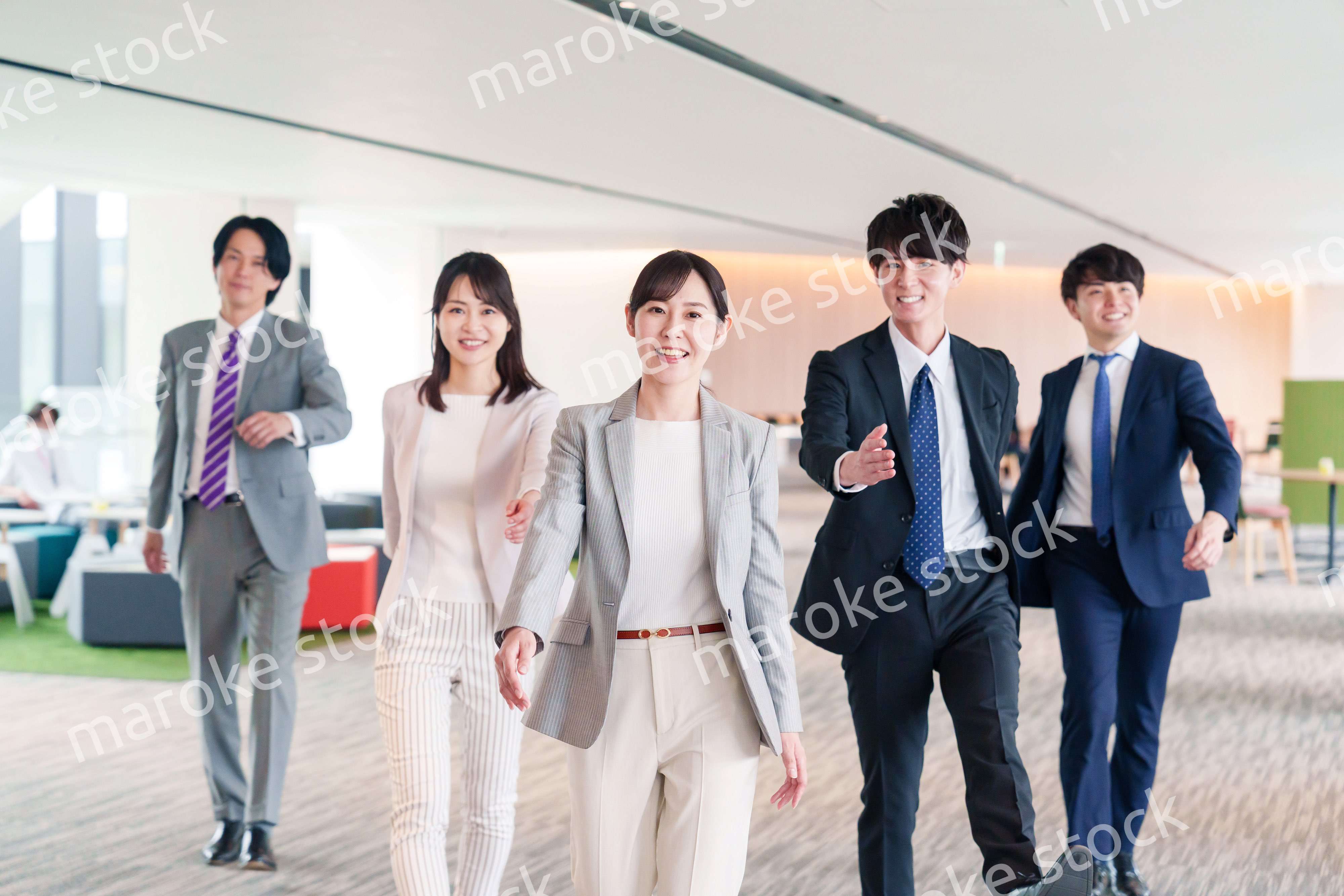 強い女性リーダーのもとで働くビジネスパーソン