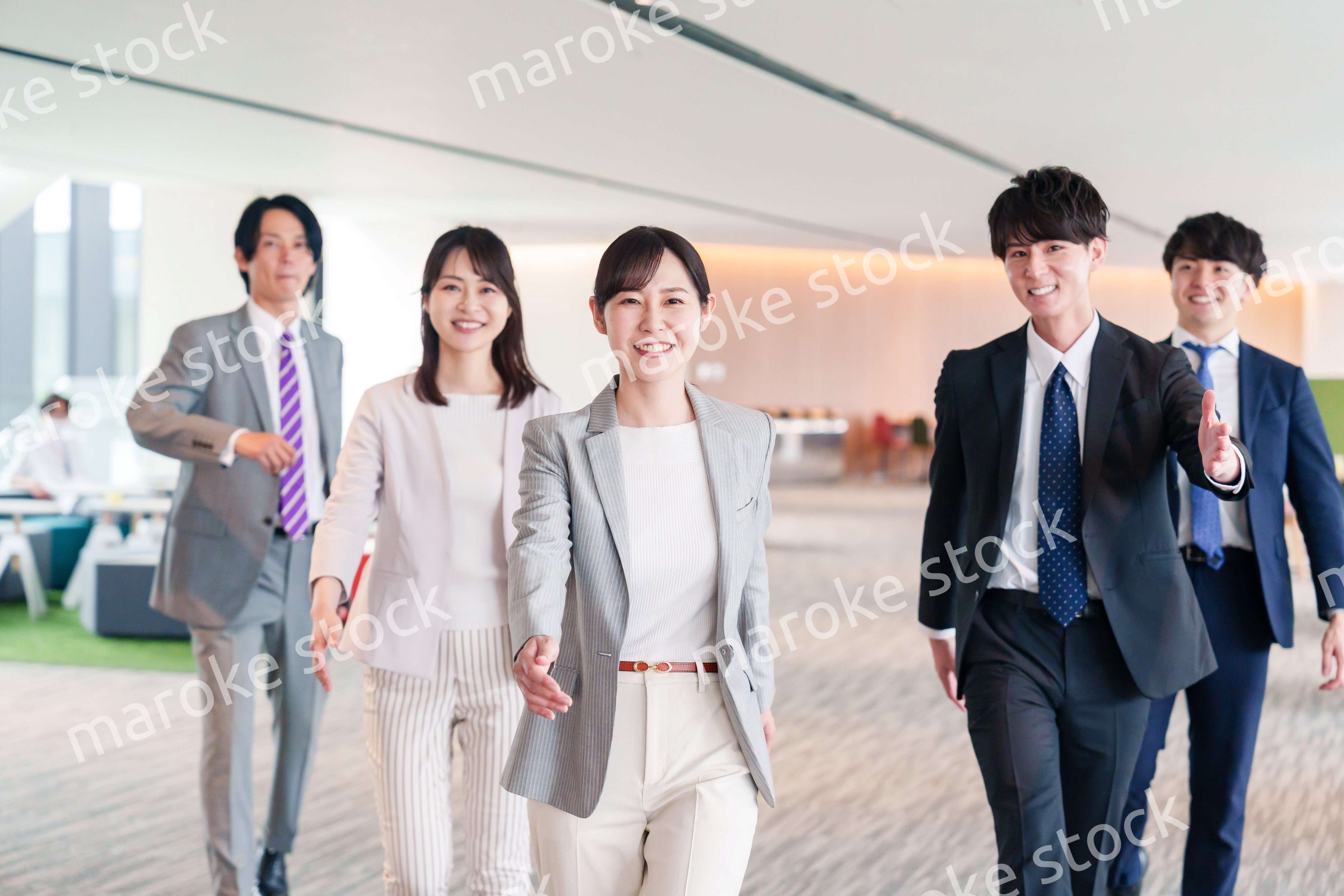 強い女性リーダーのもとで働くビジネスパーソン