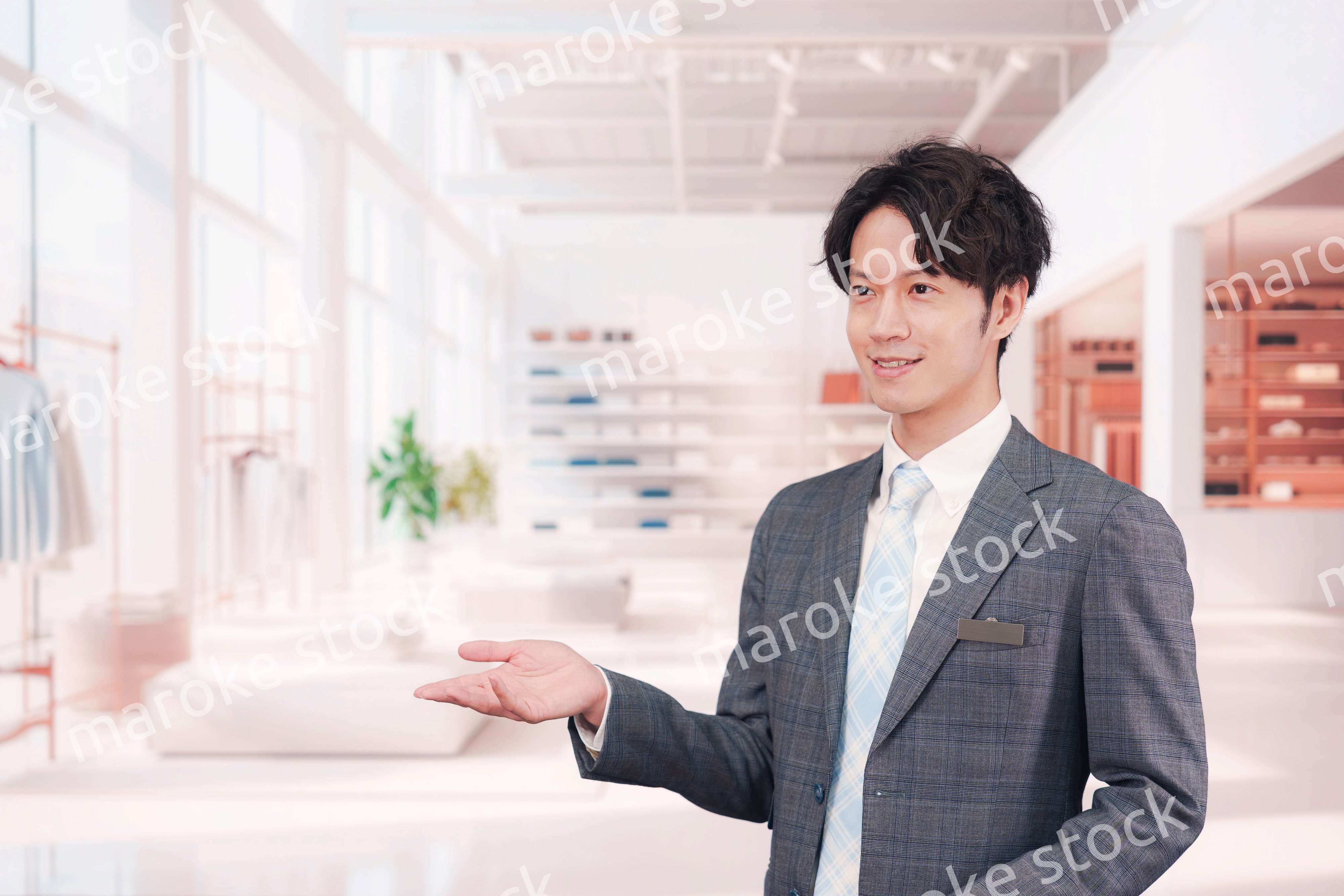 アパレル店舗で働くスーツを着た男性スタッフ