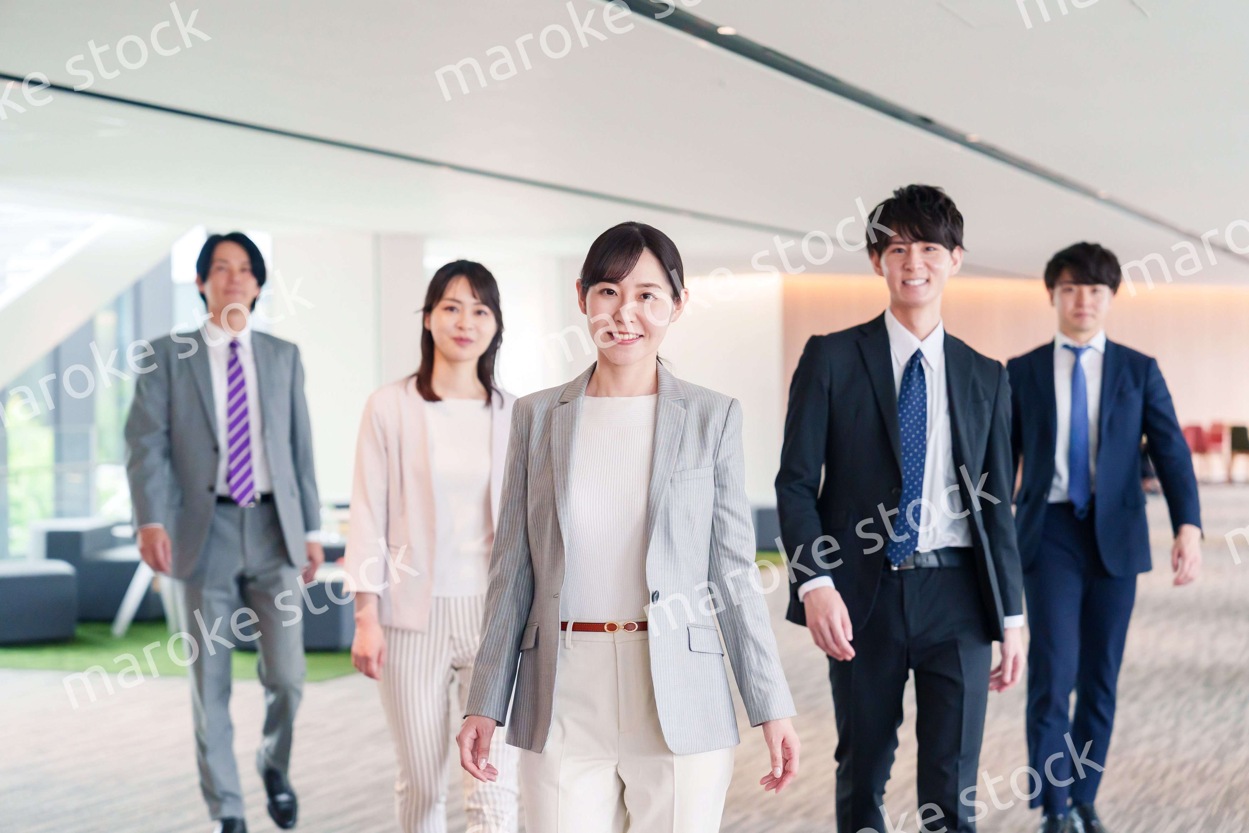 強い女性リーダーのもとで働くビジネスパーソン