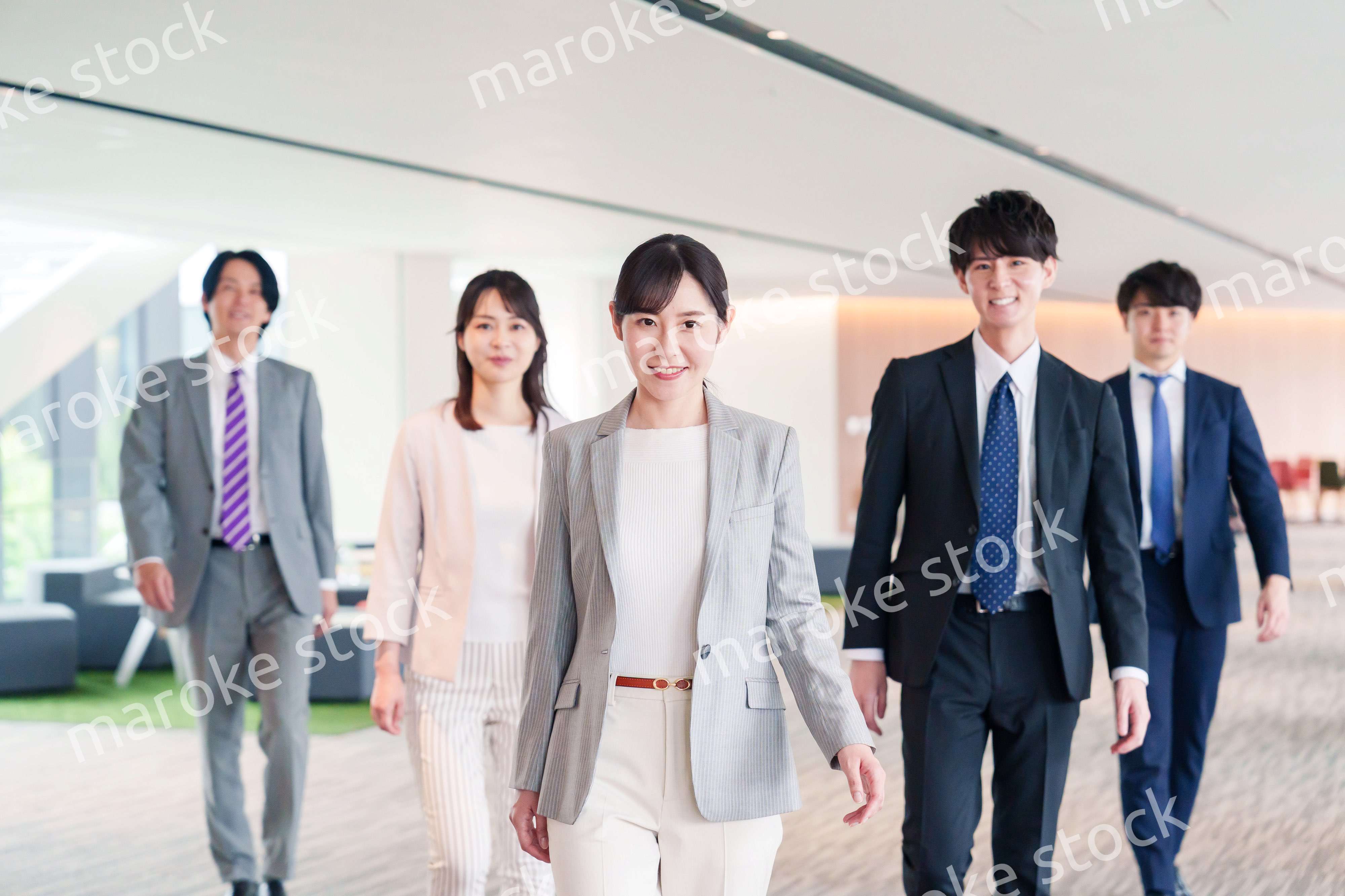 強い女性リーダーのもとで働くビジネスパーソン