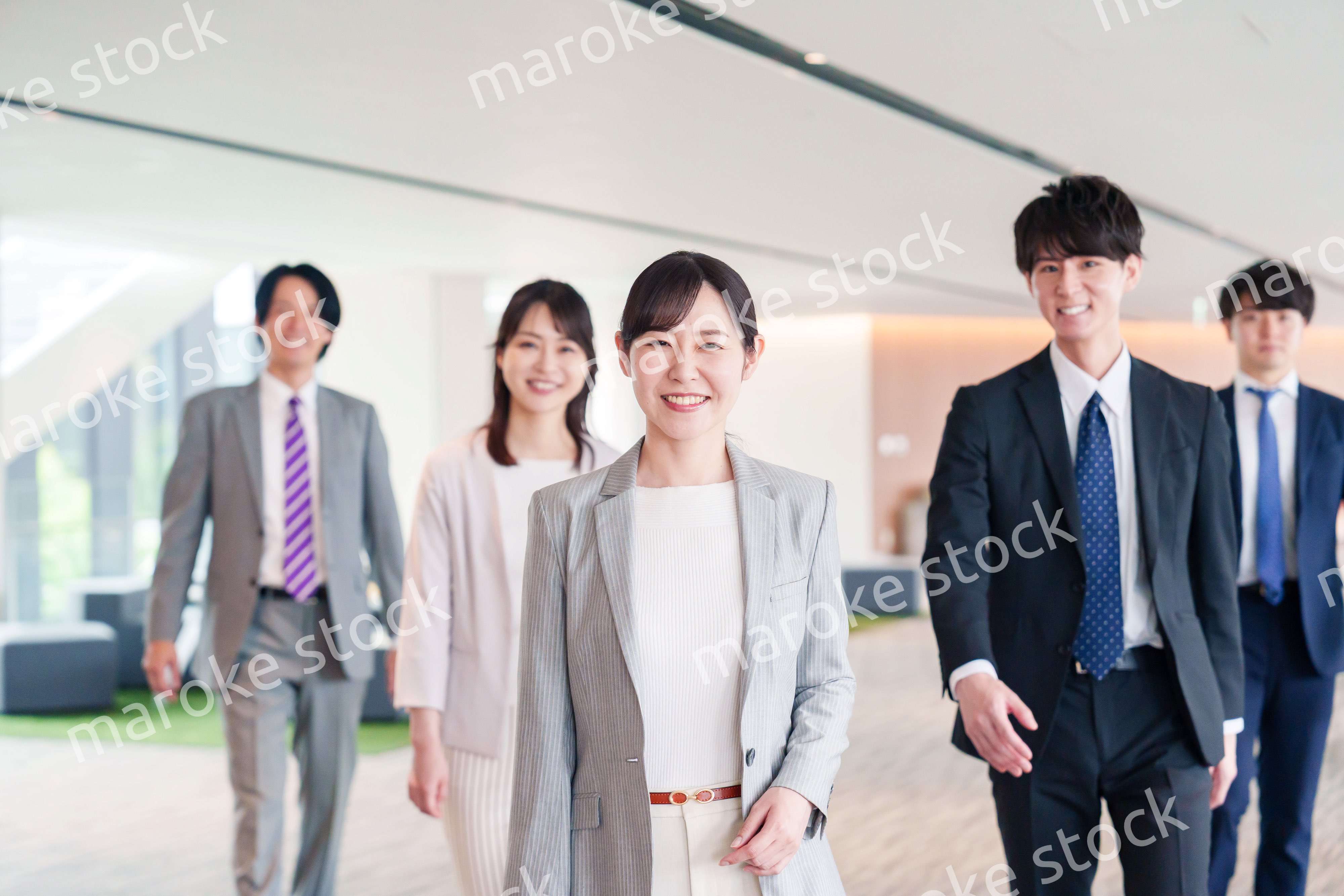 強い女性リーダーのもとで働くビジネスパーソン