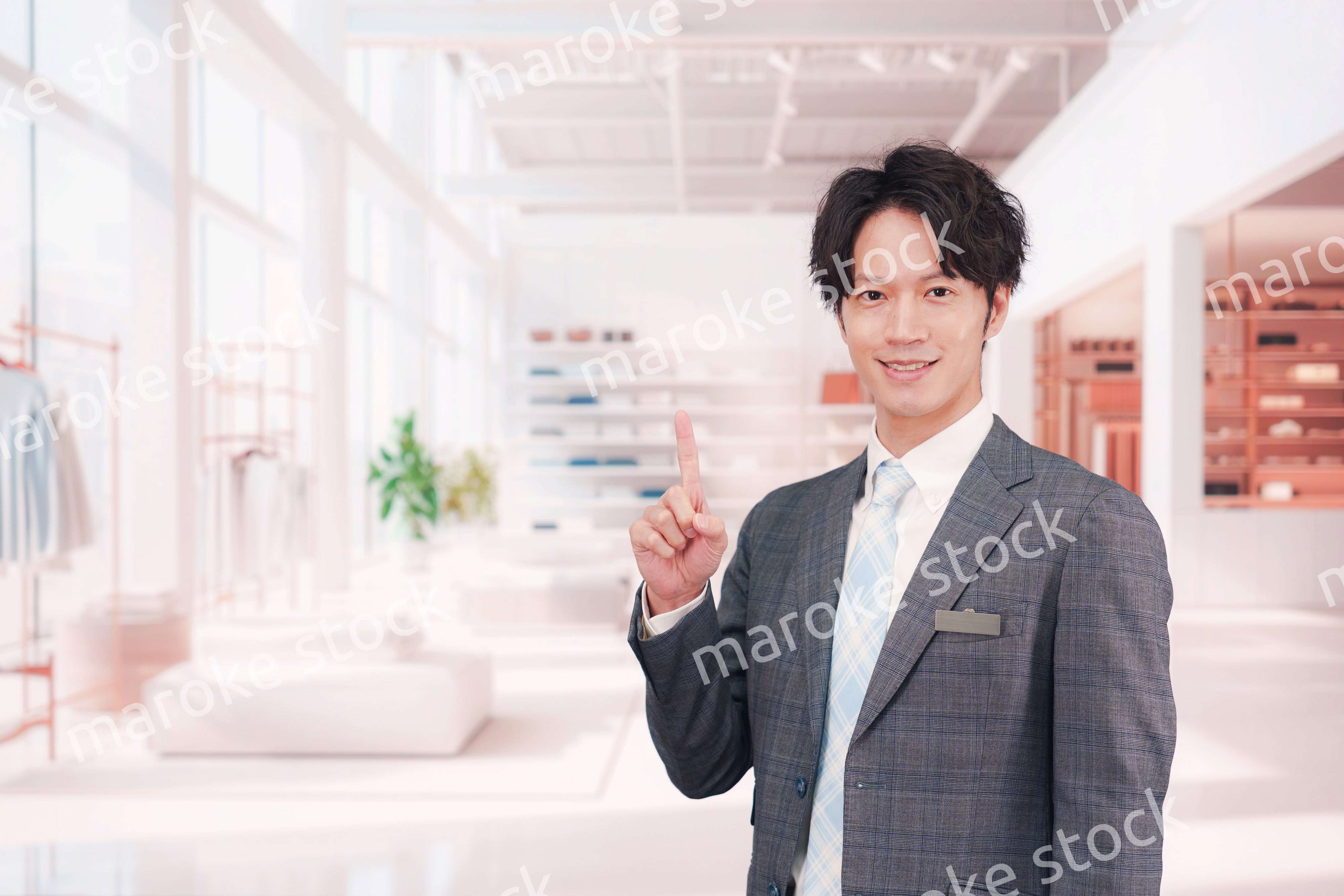 アパレル店舗で働くスーツを着た男性スタッフ