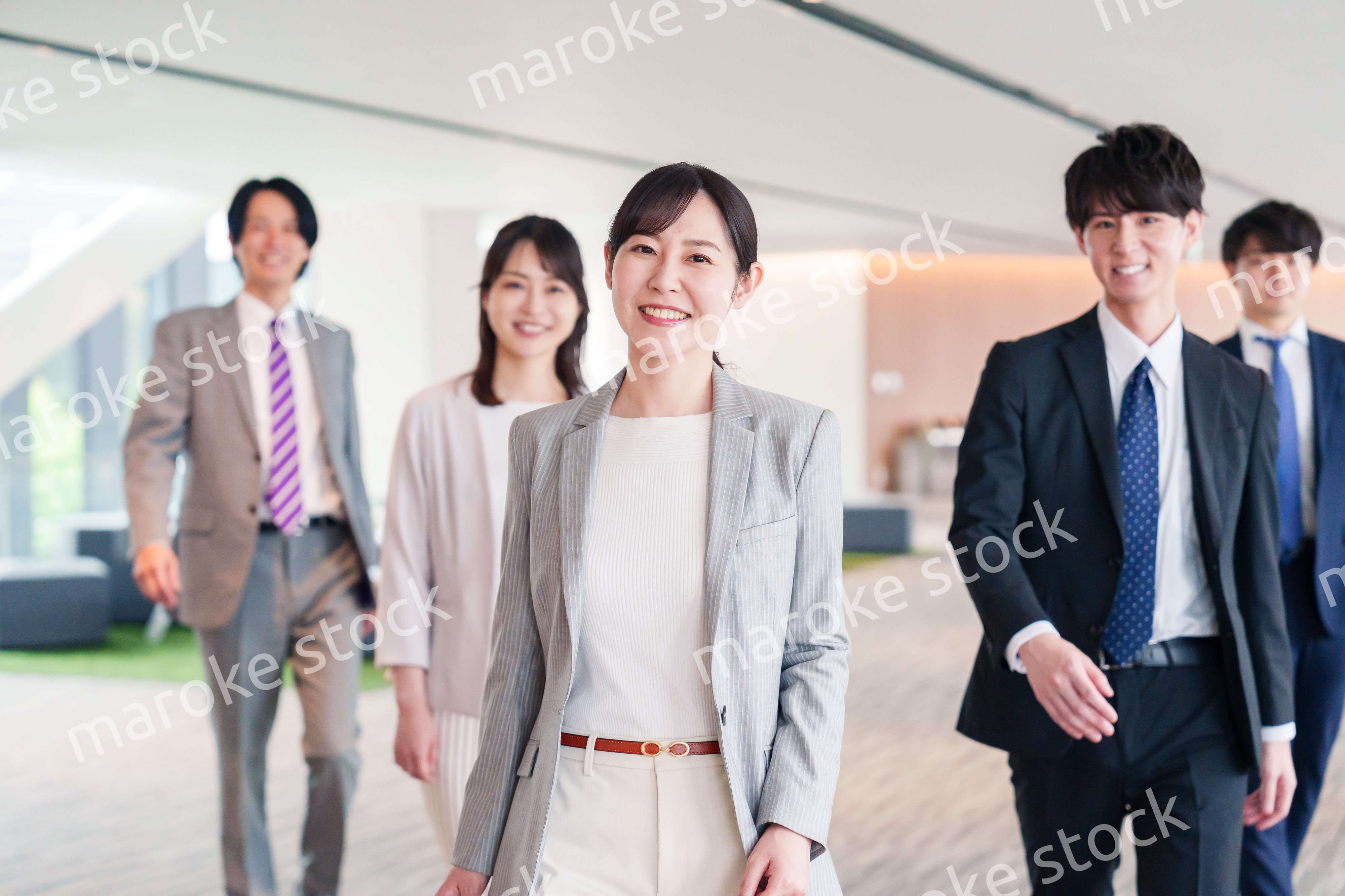 強い女性リーダーのもとで働くビジネスパーソン