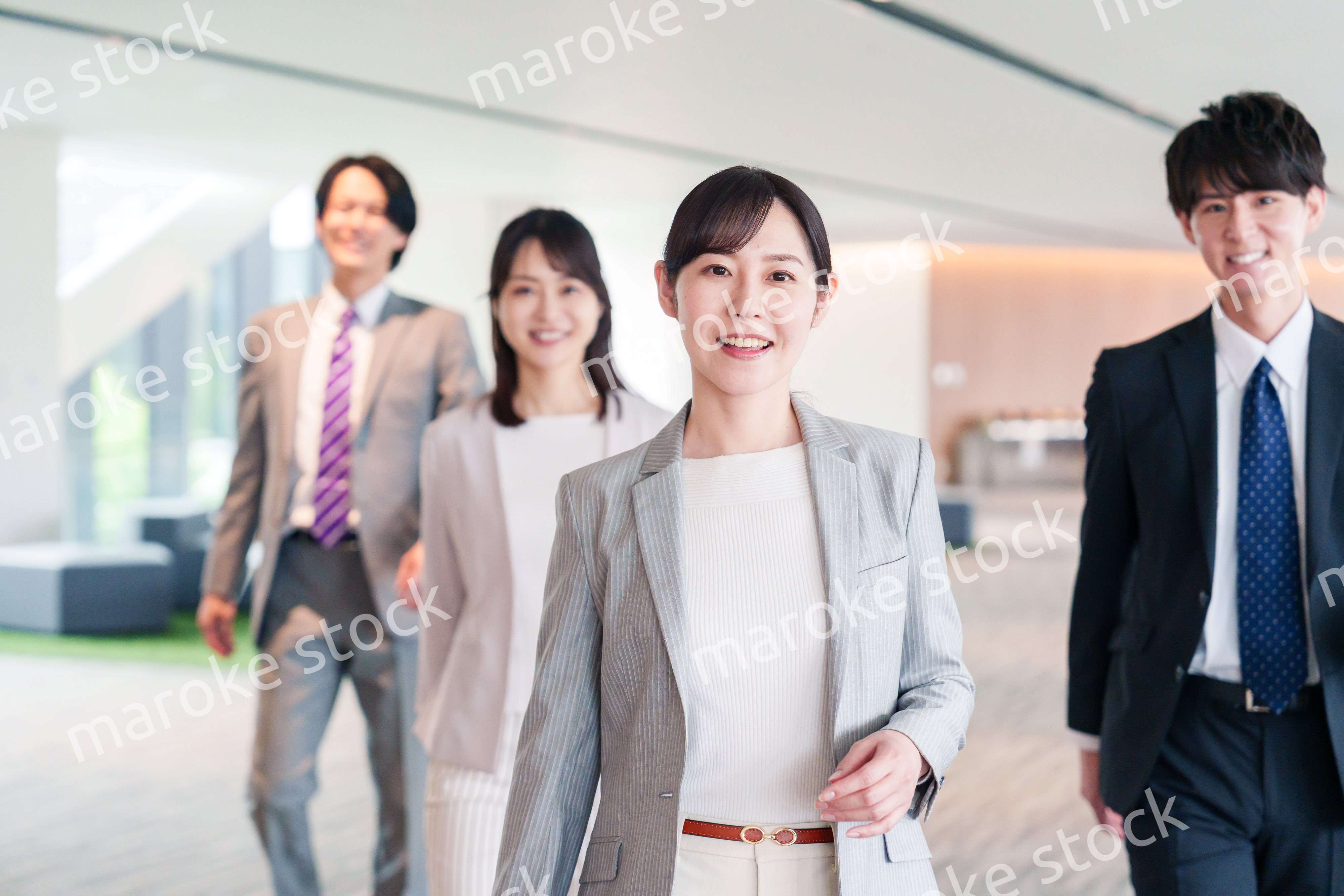 強い女性リーダーのもとで働くビジネスパーソン