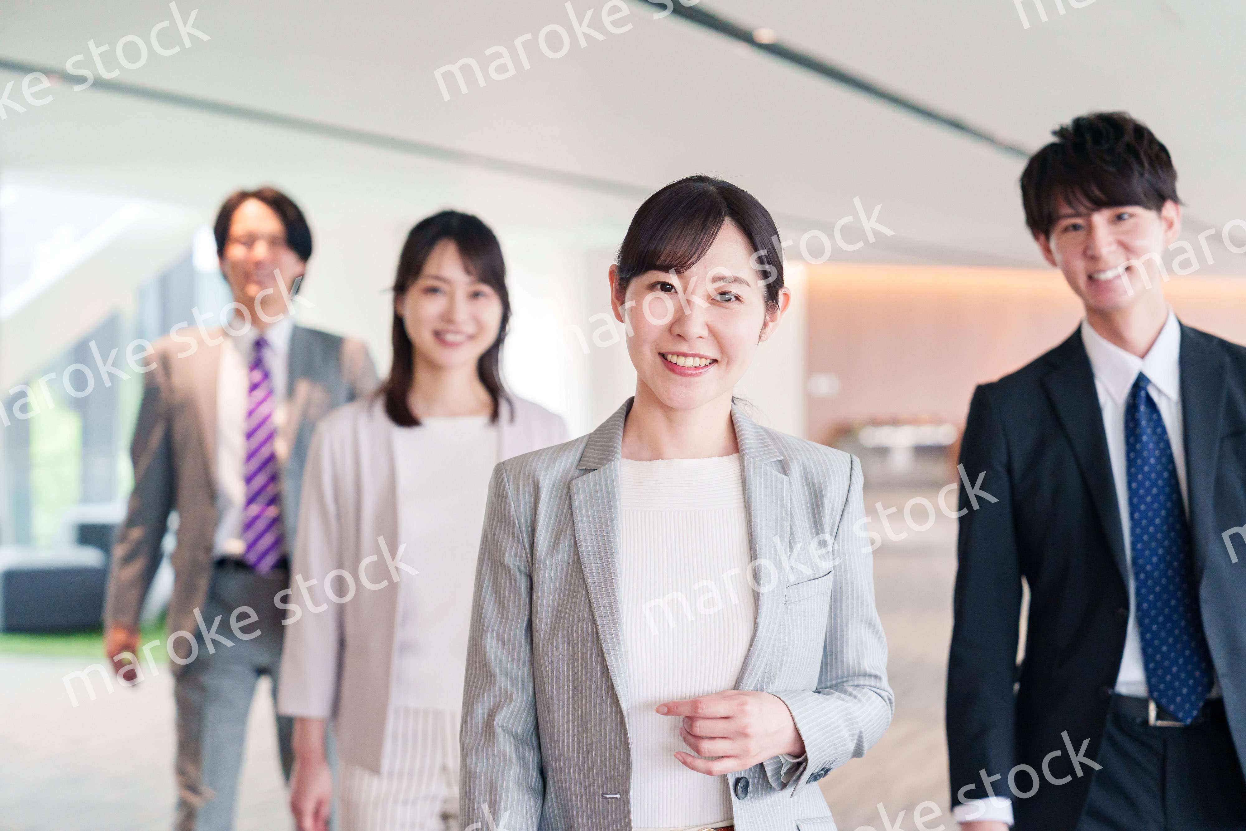 強い女性リーダーのもとで働くビジネスパーソン