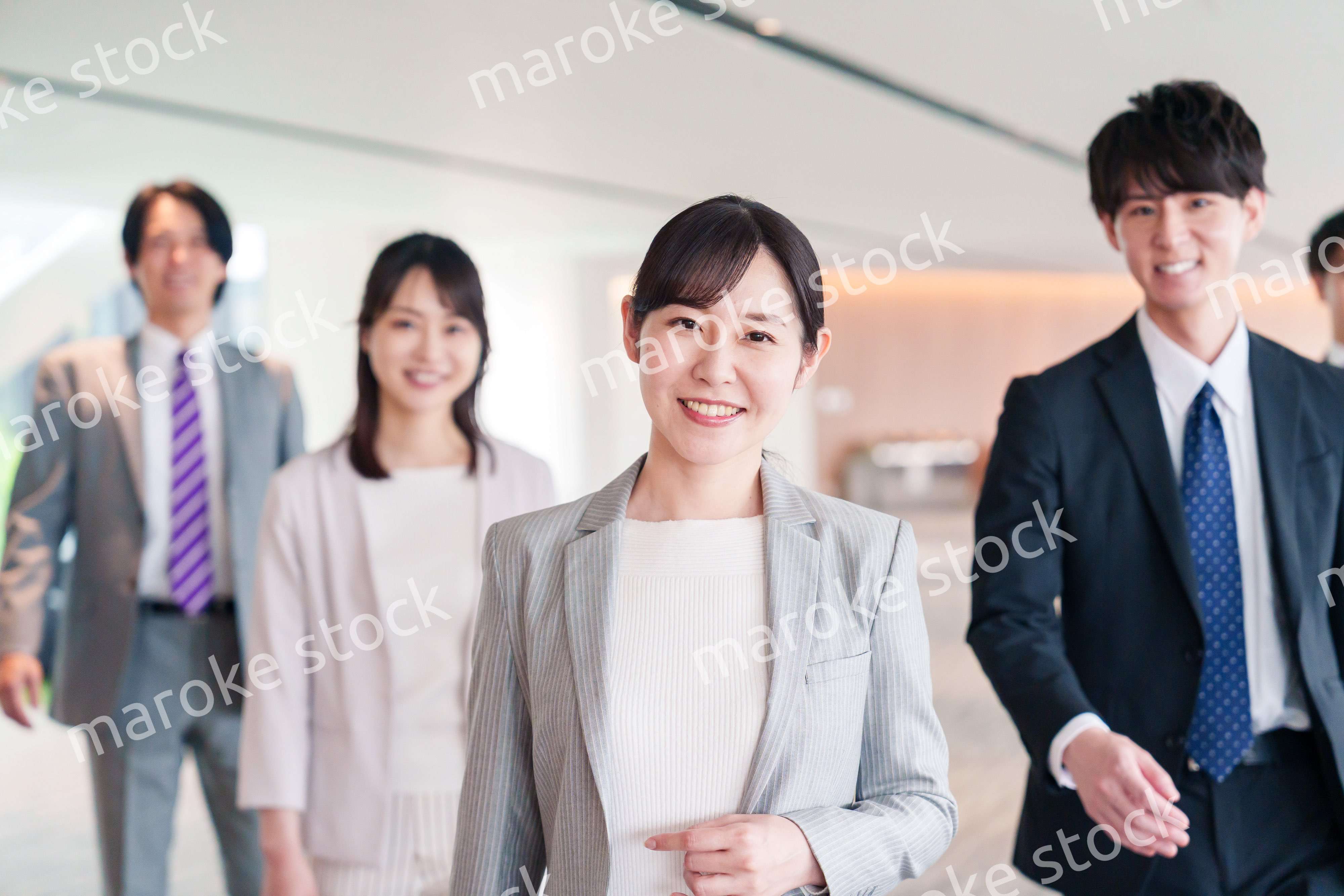 強い女性リーダーのもとで働くビジネスパーソン