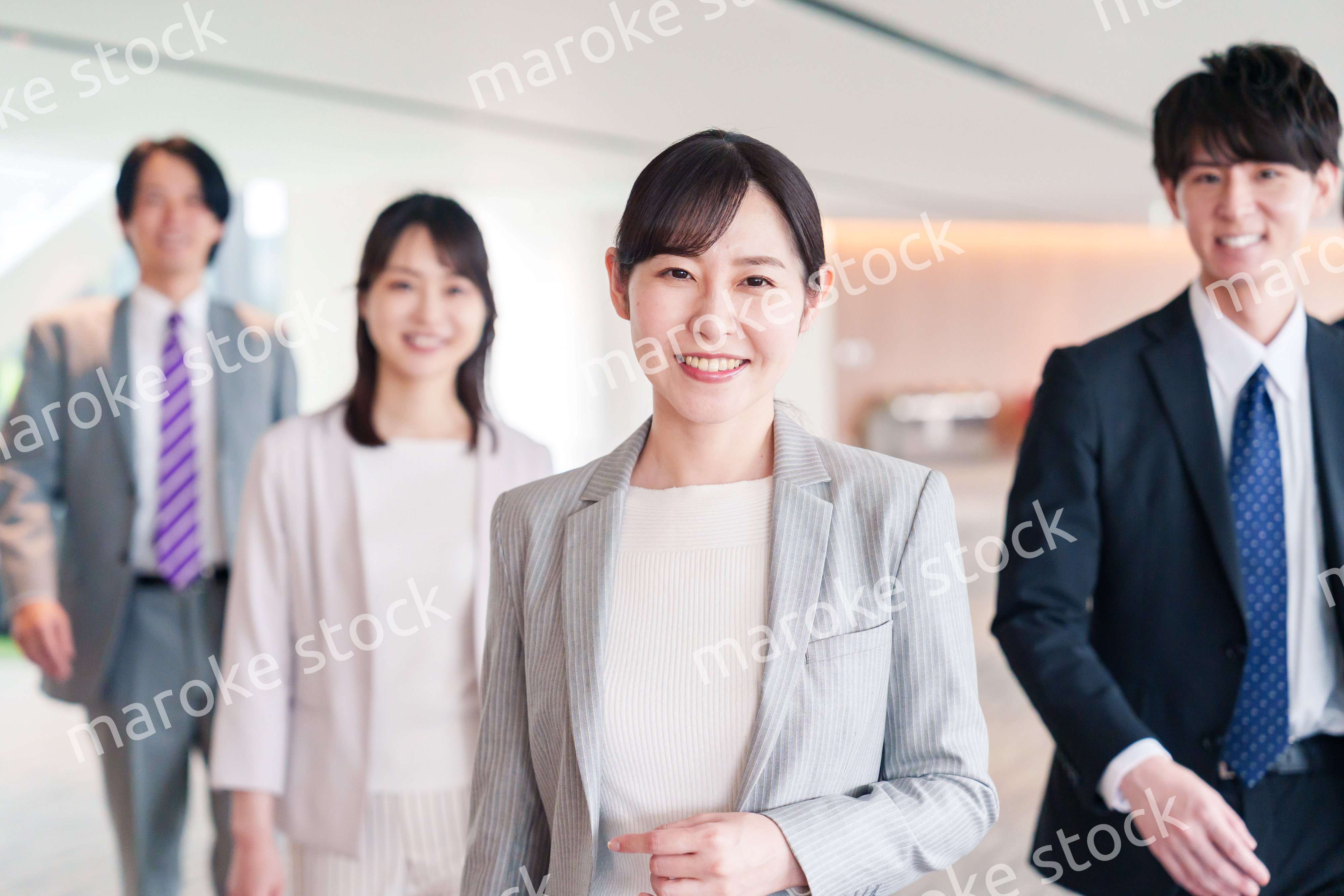 強い女性リーダーのもとで働くビジネスパーソン