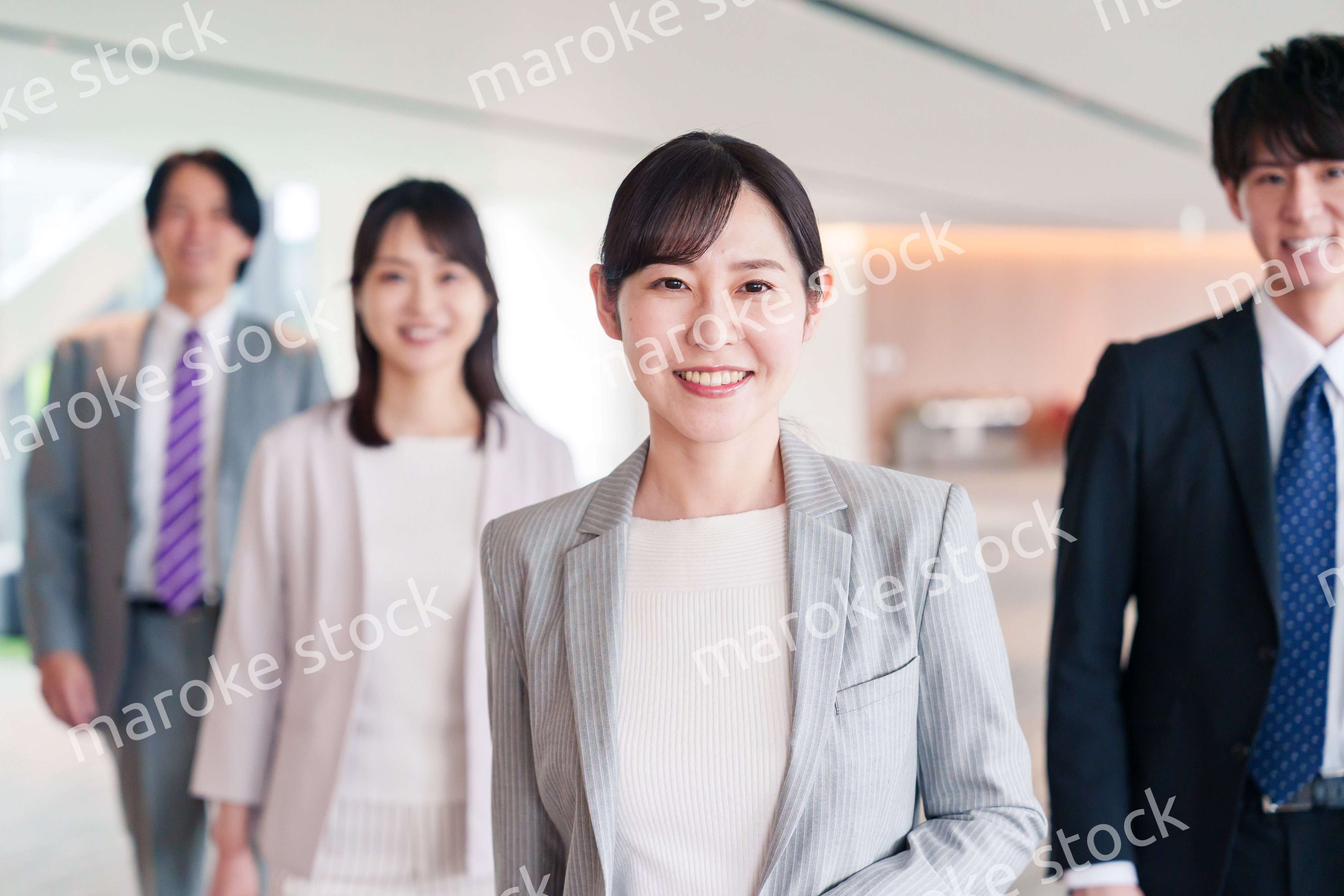 強い女性リーダーのもとで働くビジネスパーソン