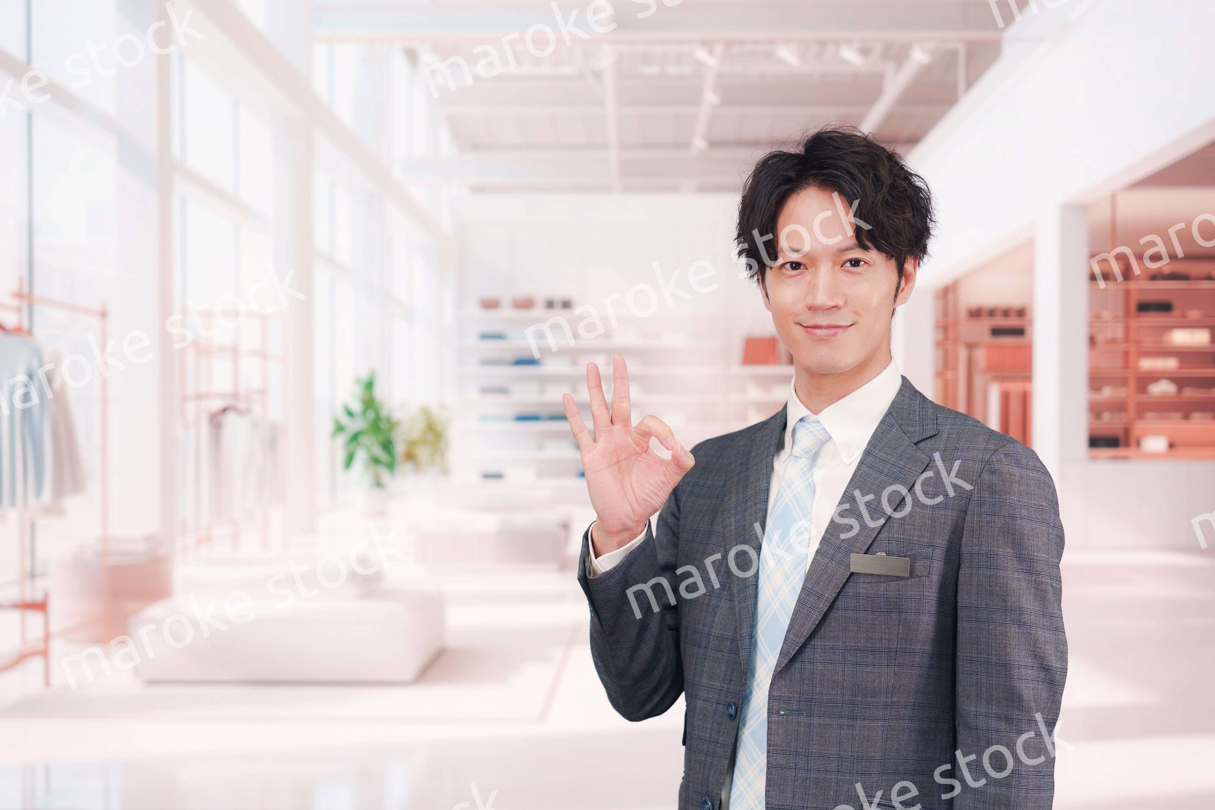 アパレル店舗で働くスーツを着た男性スタッフ