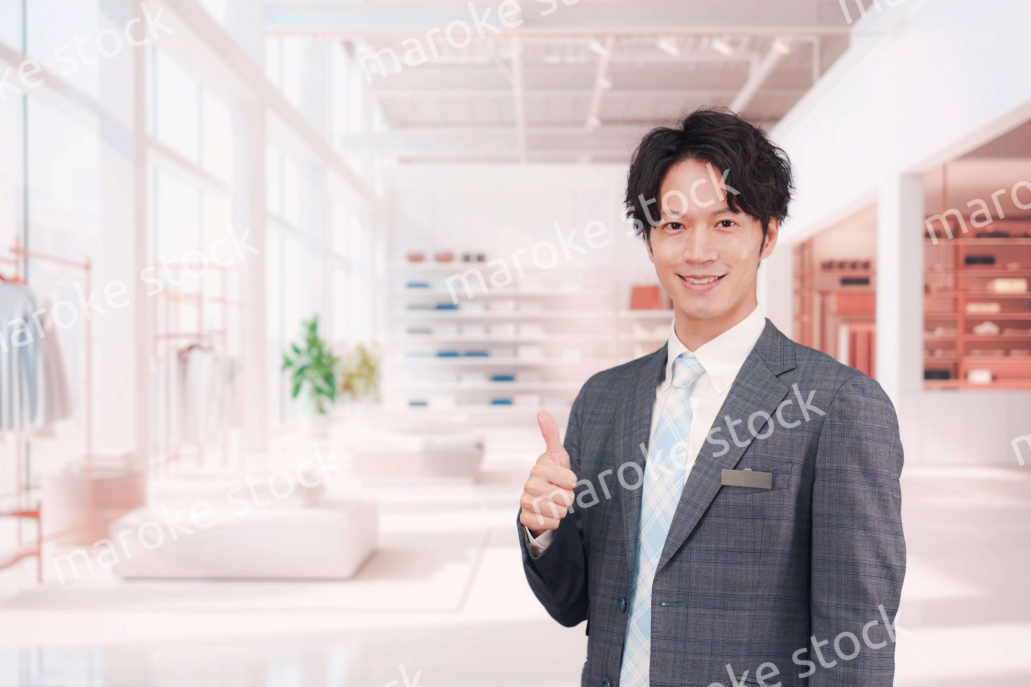 アパレル店舗で働くスーツを着た男性スタッフ