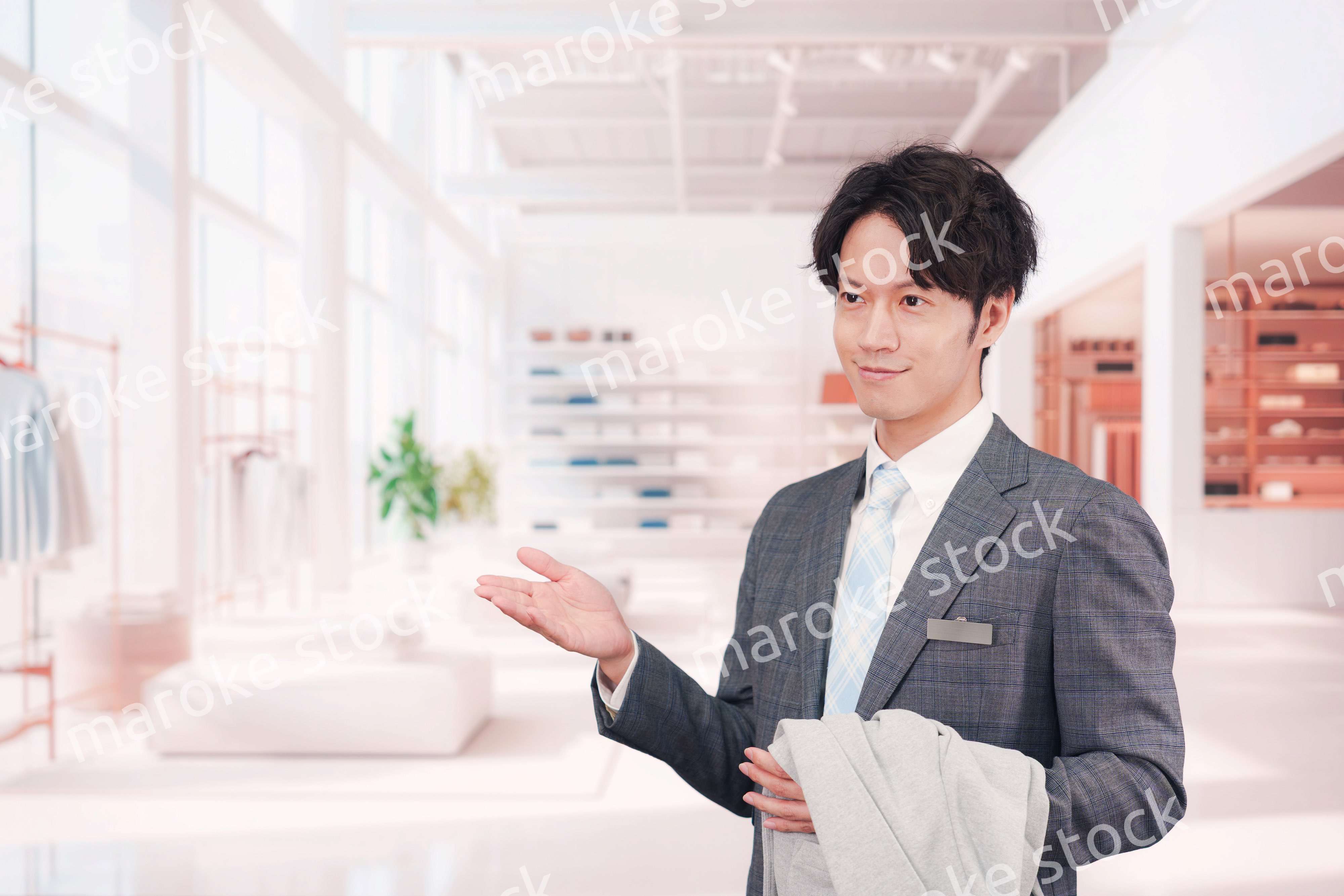 アパレル店舗で働くスーツを着た男性スタッフ