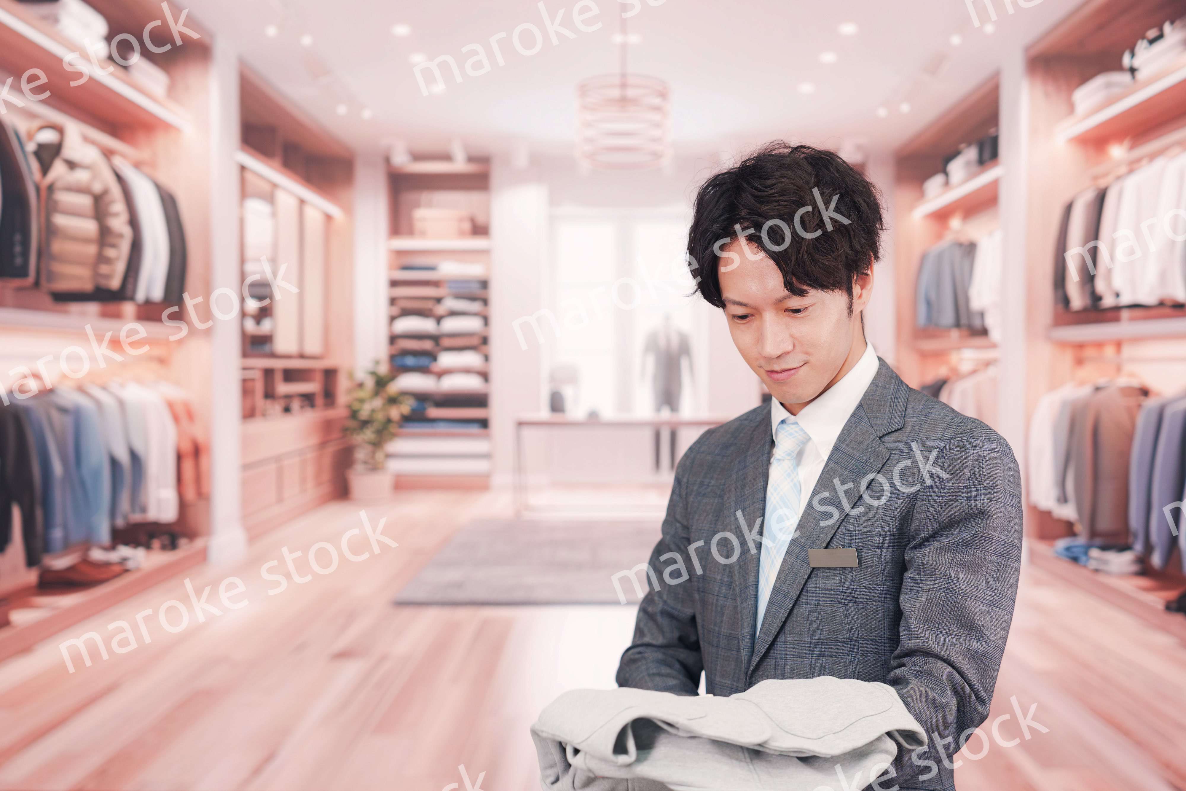 アパレル店舗で働くスーツを着た男性スタッフ