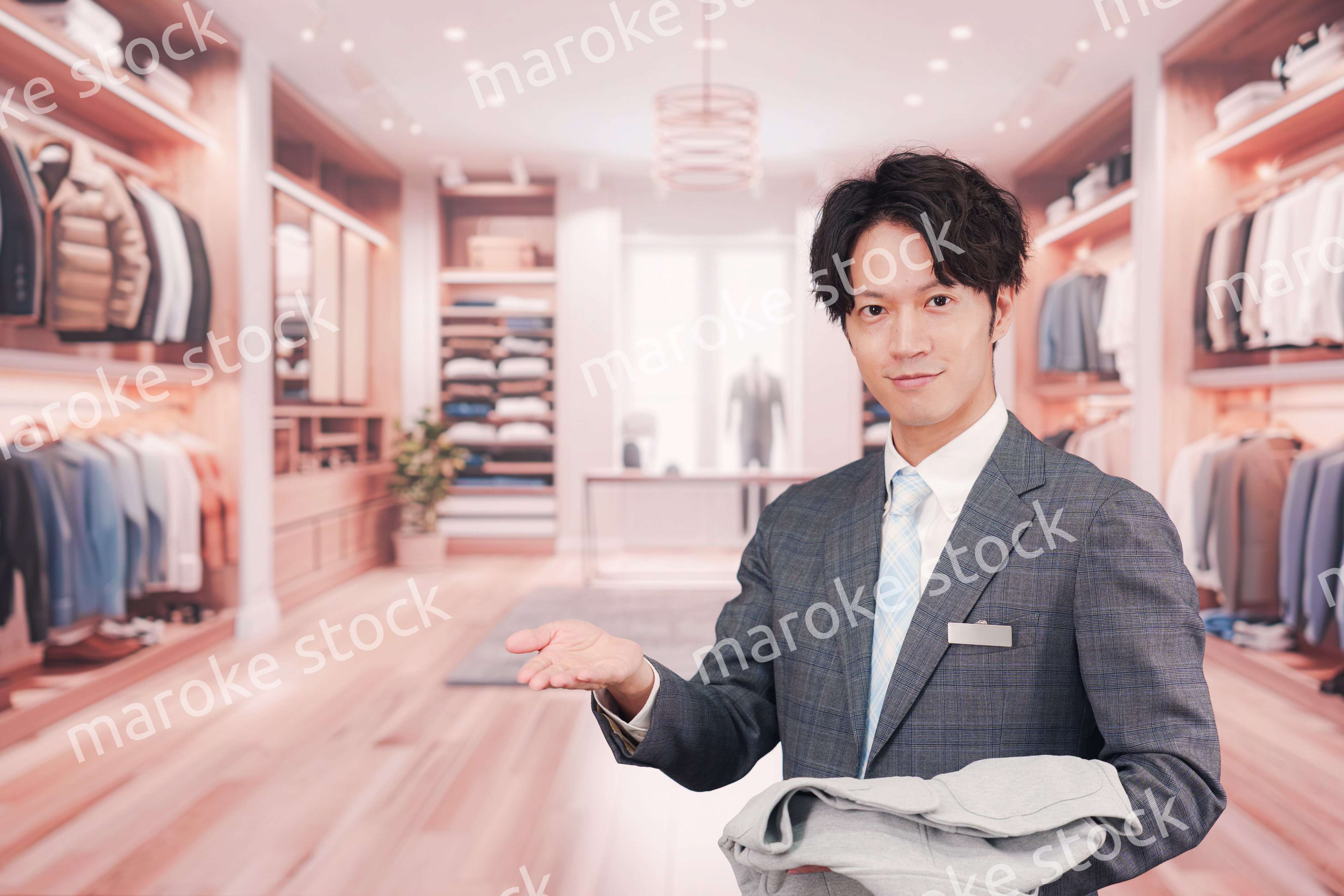 アパレル店舗で働くスーツを着た男性スタッフ