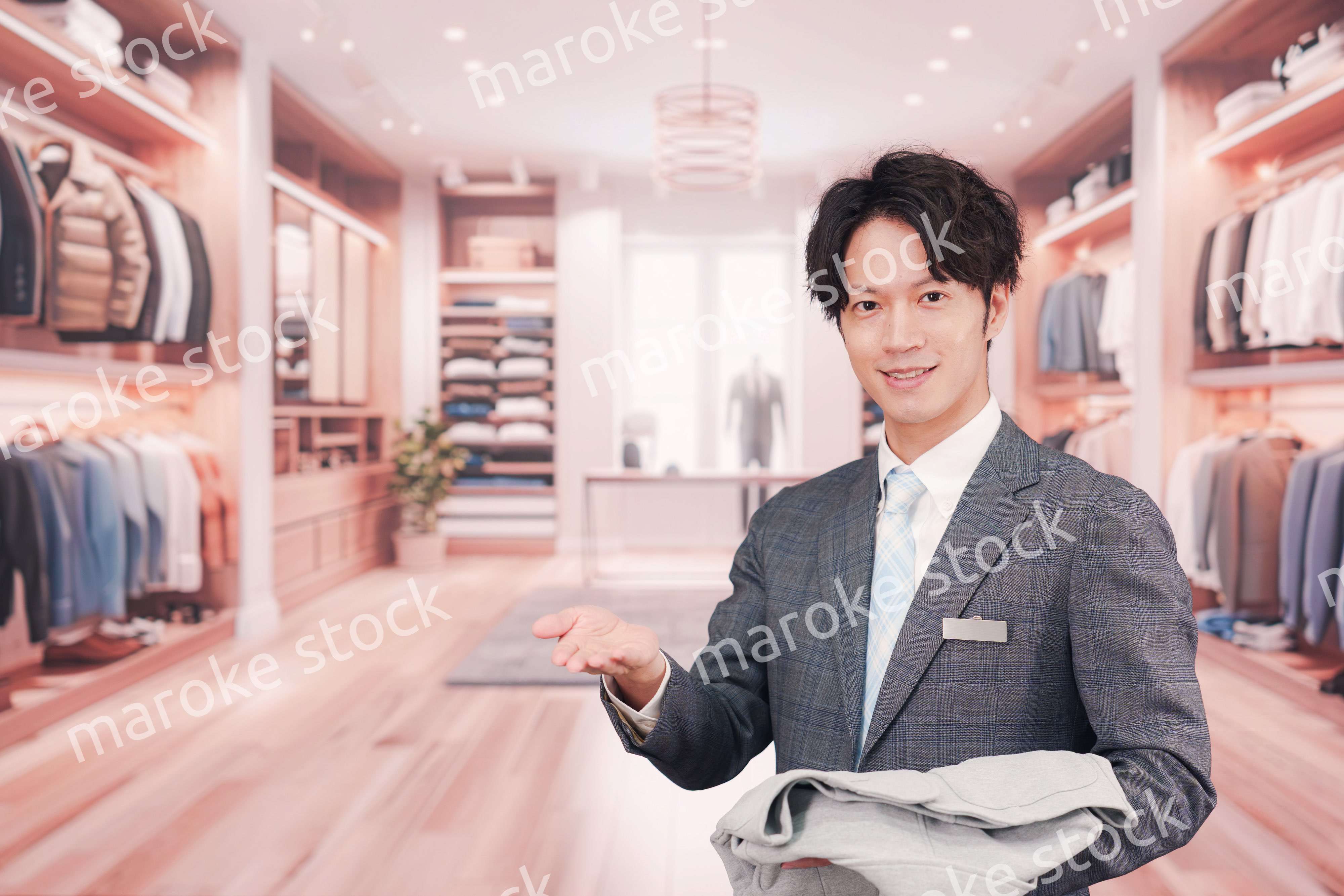 アパレル店舗で働くスーツを着た男性スタッフ