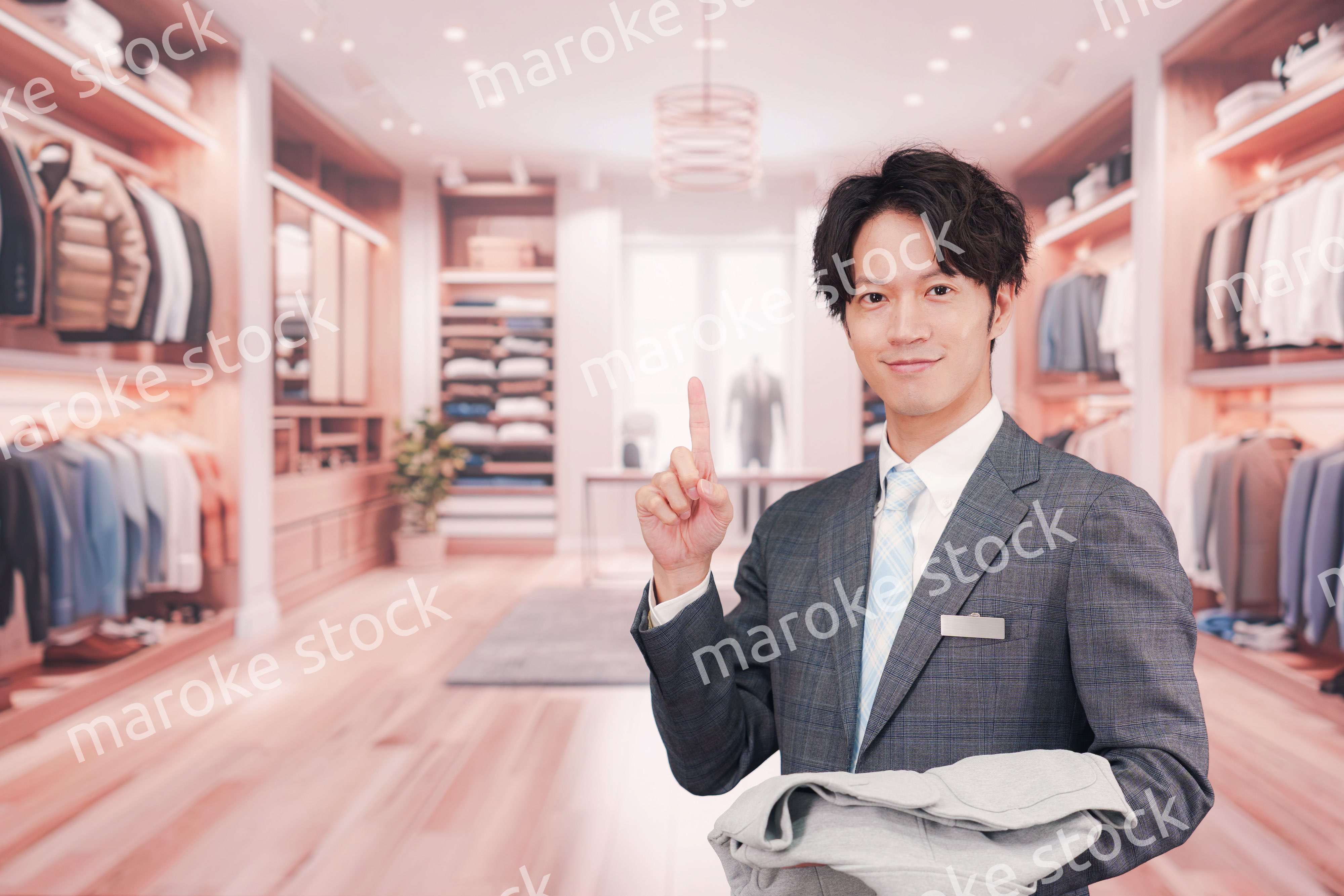 アパレル店舗で働くスーツを着た男性スタッフ
