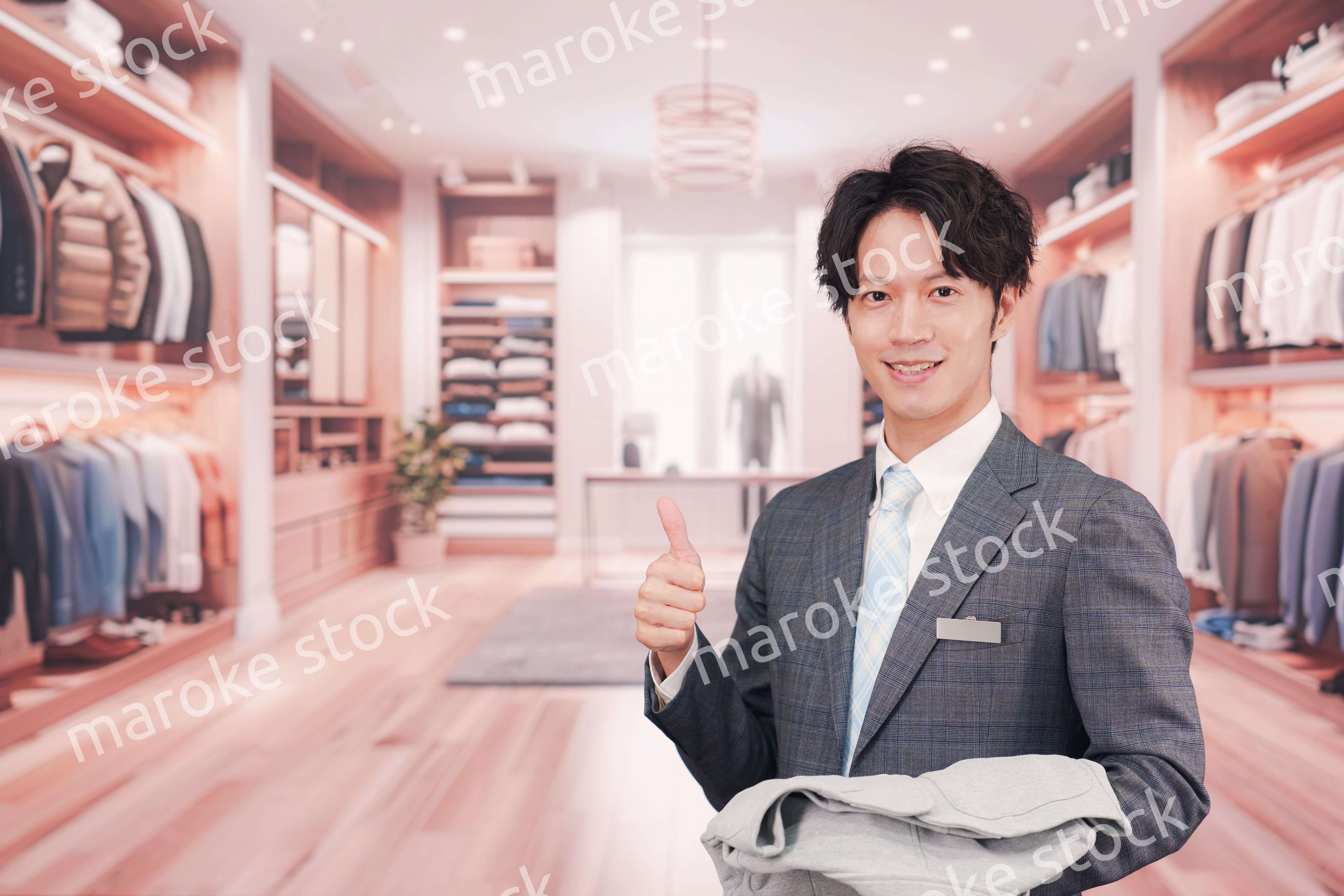 アパレル店舗で働くスーツを着た男性スタッフ
