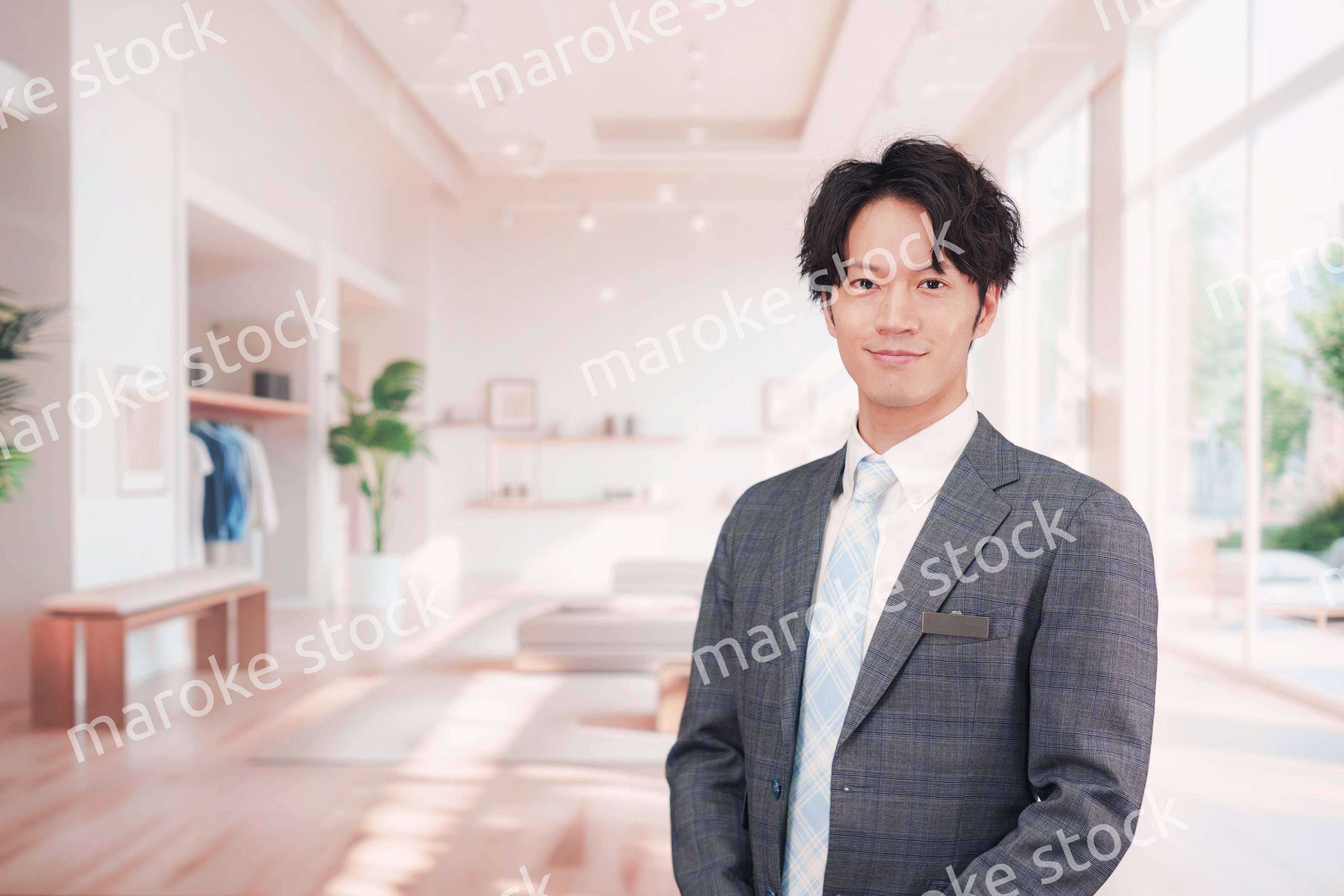 アパレル店舗で働くスーツを着た男性スタッフ