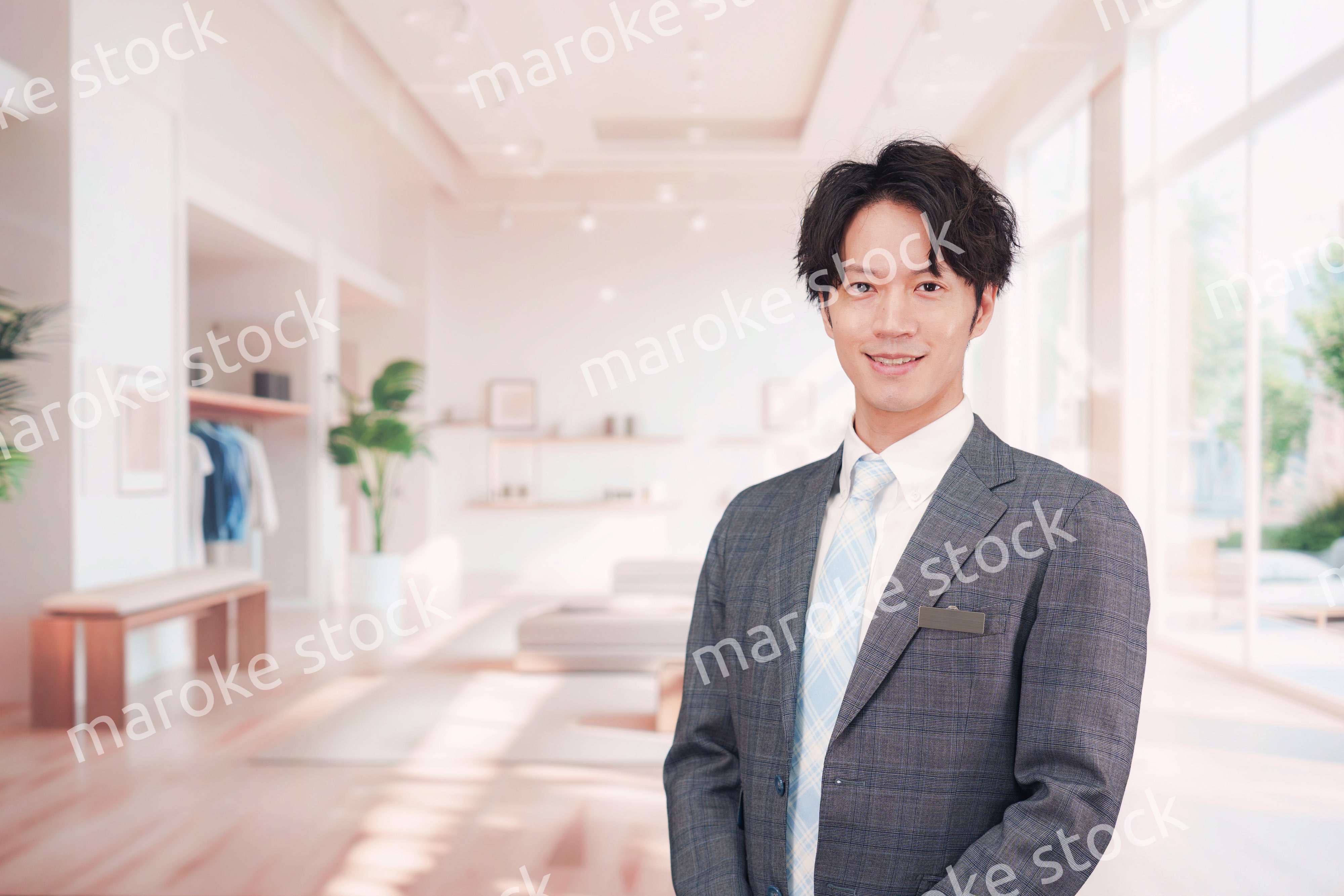 アパレル店舗で働くスーツを着た男性スタッフ