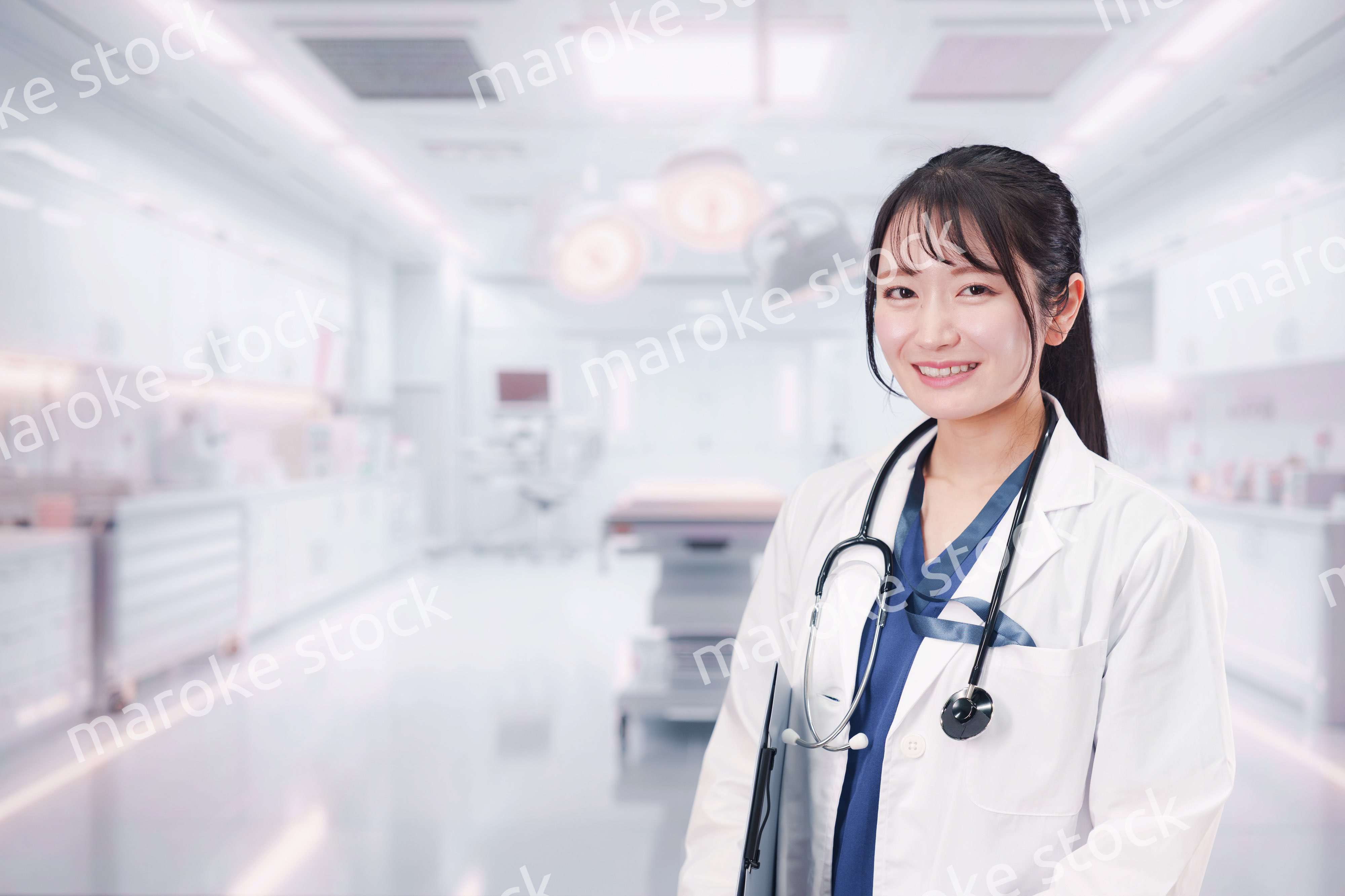 病院で働く若い女性のドクター