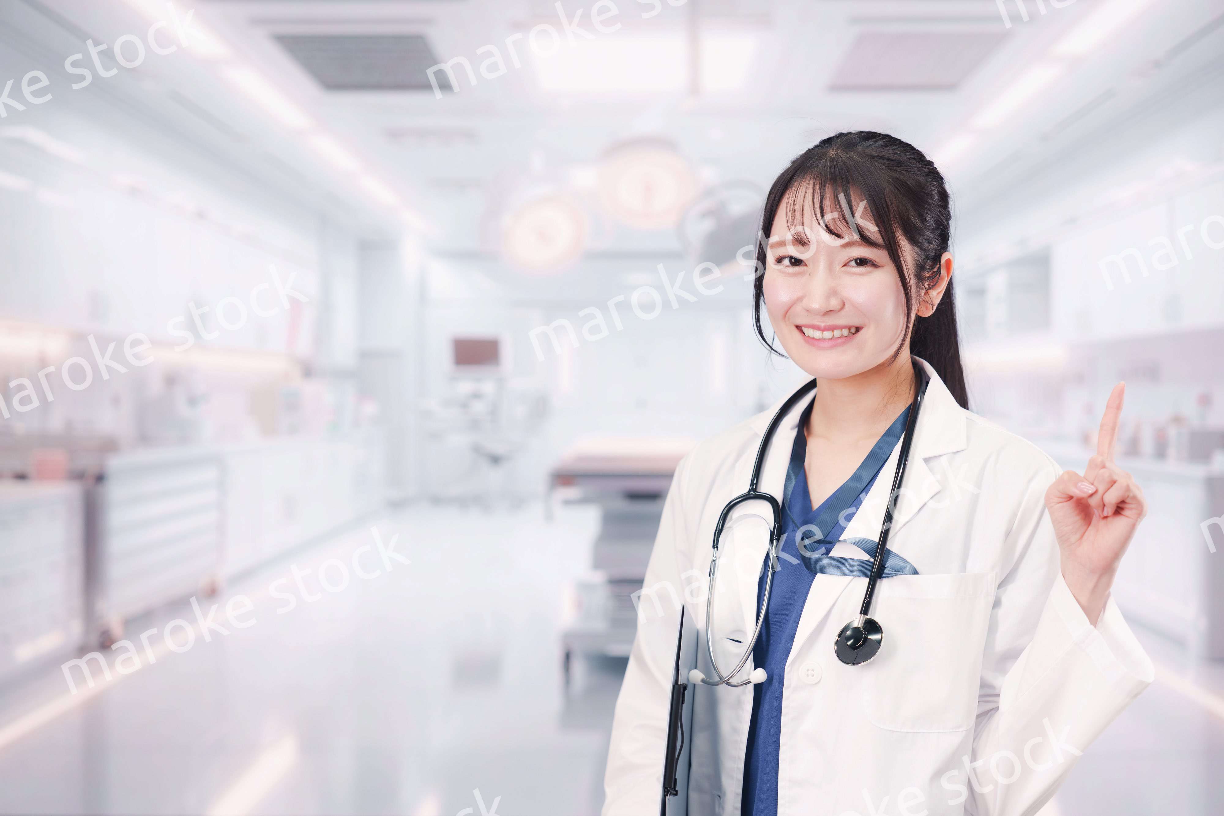 病院で働く若い女性のドクター