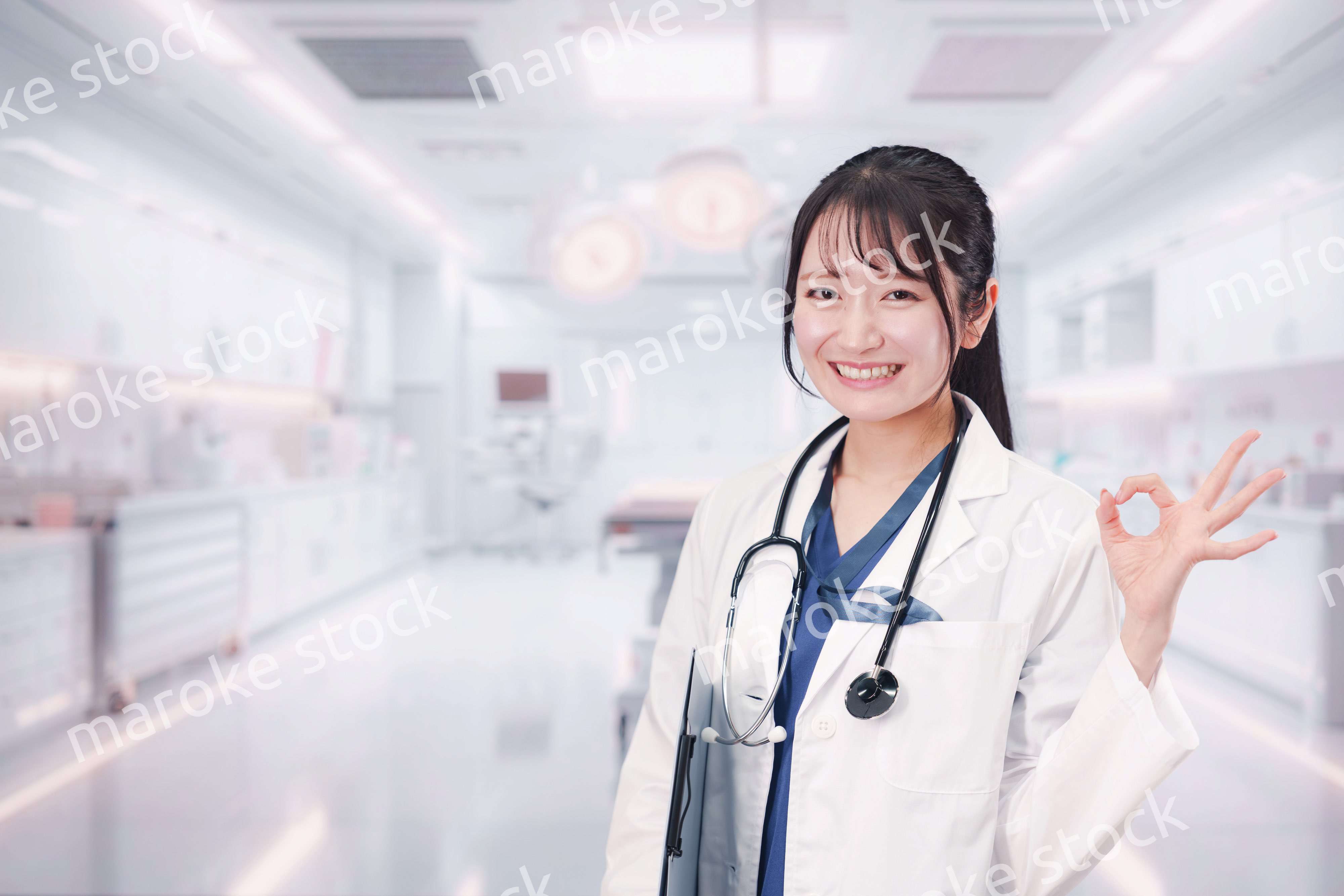 病院で働く若い女性のドクター