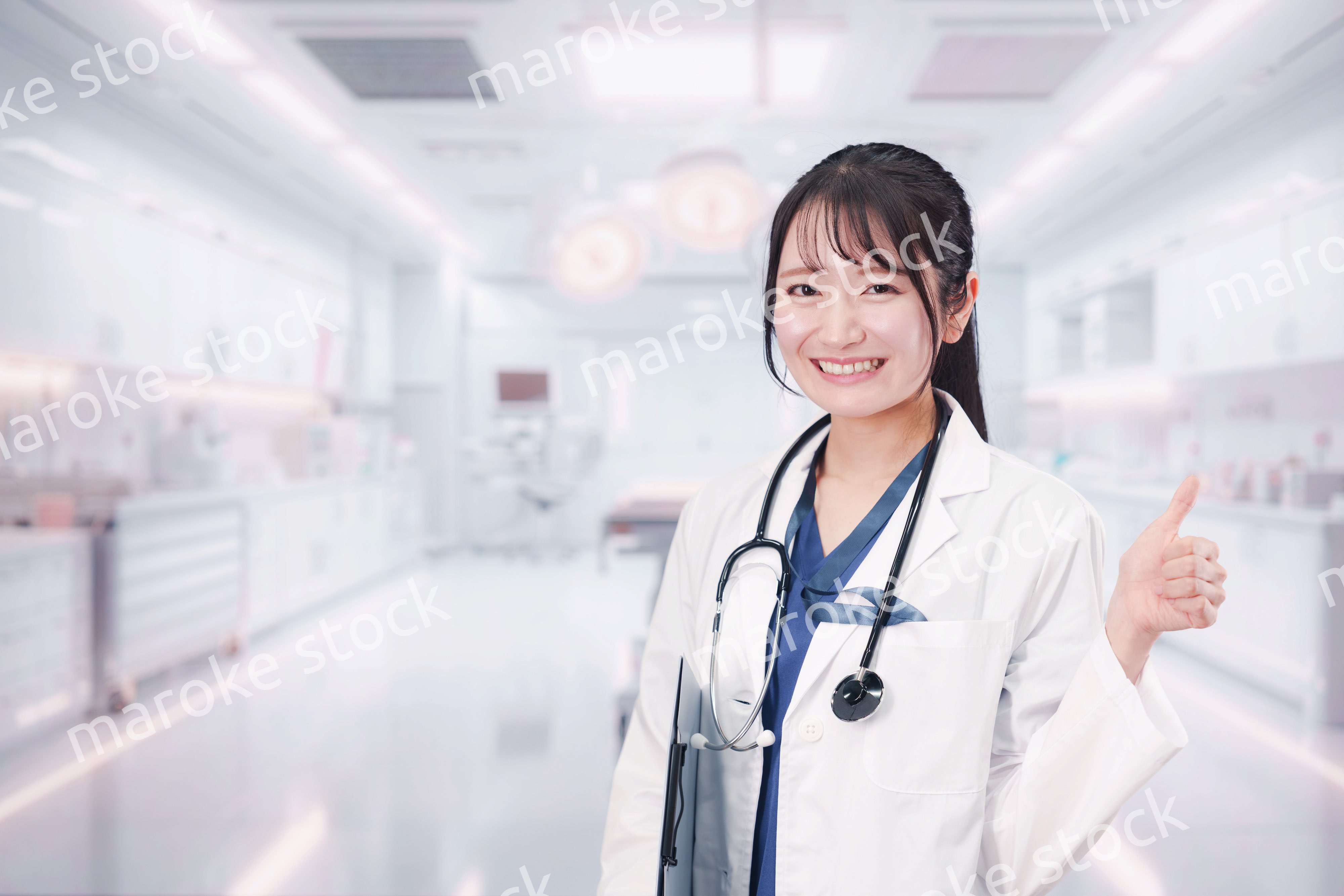 病院で働く若い女性のドクター