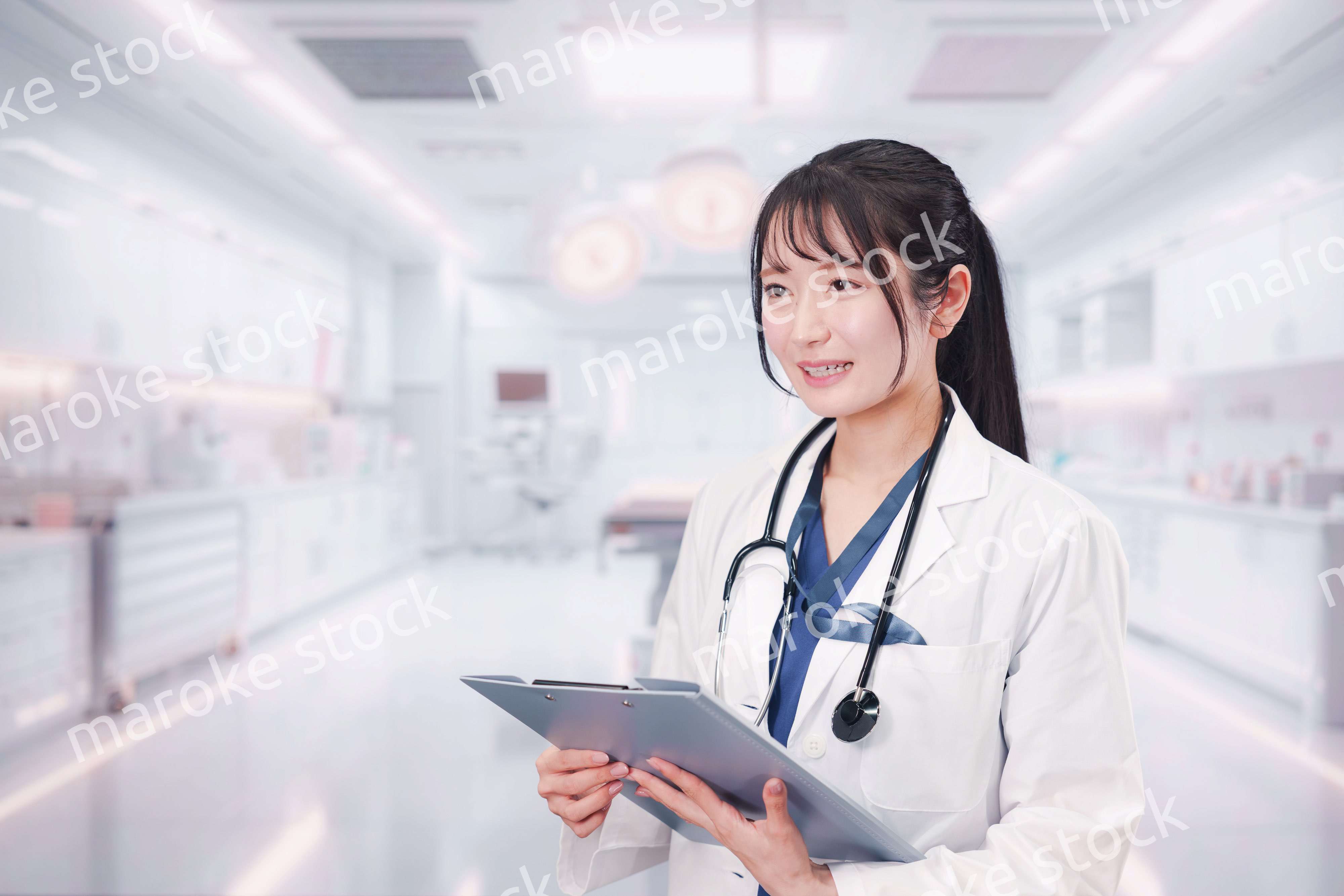 病院で働く若い女性のドクター