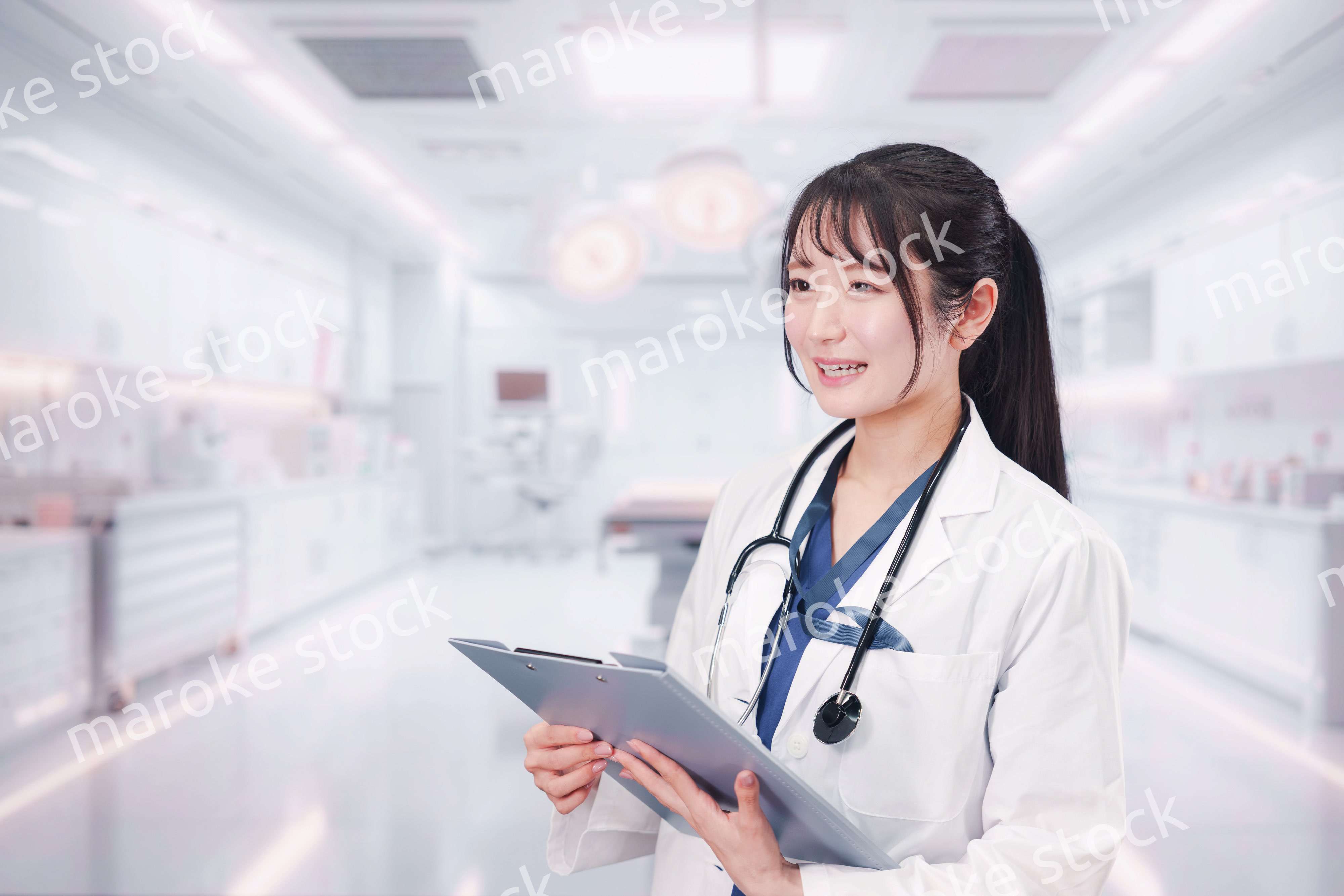 病院で働く若い女性のドクター