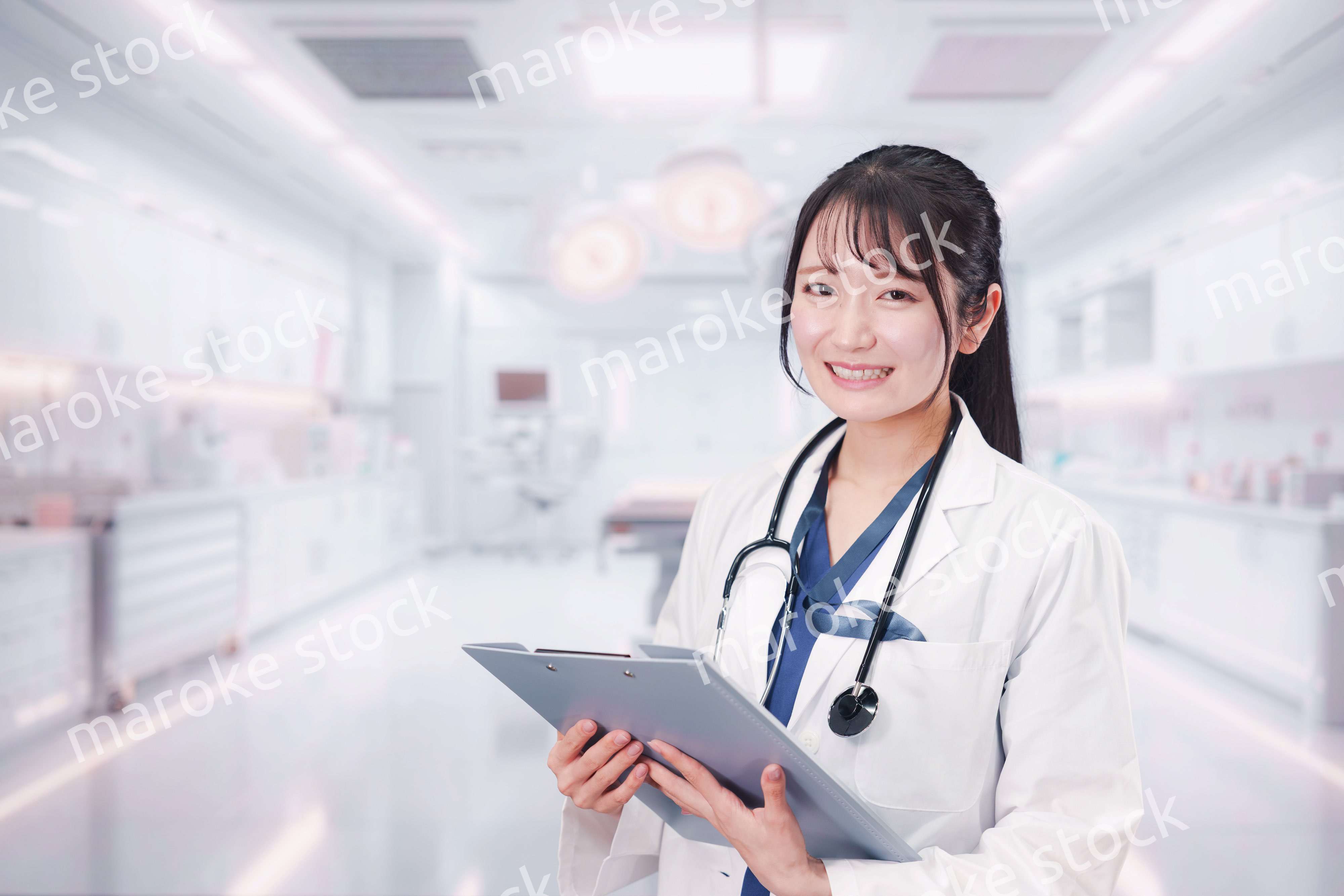 病院で働く若い女性のドクター