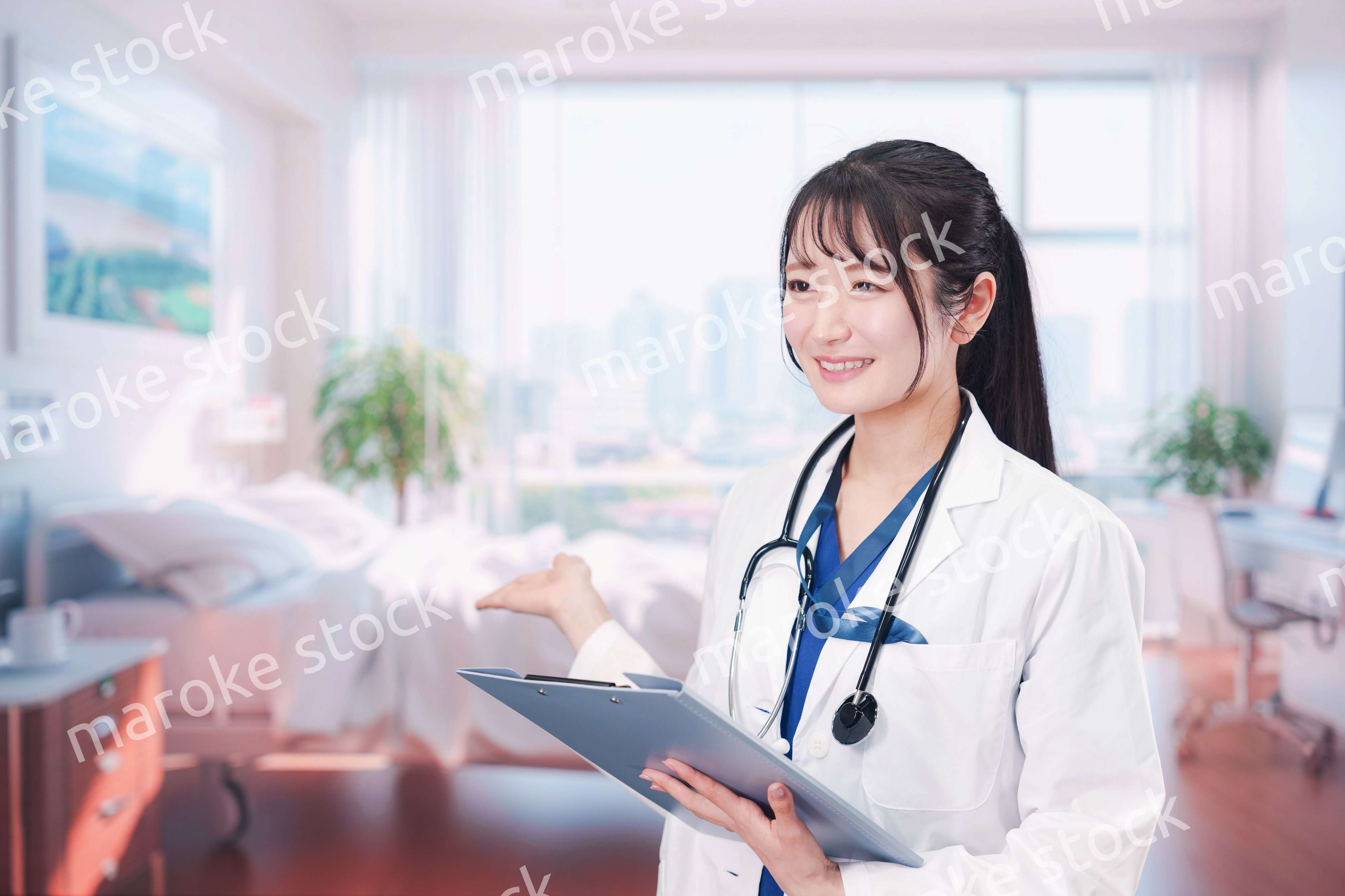 病室を訪問する看護師の女性