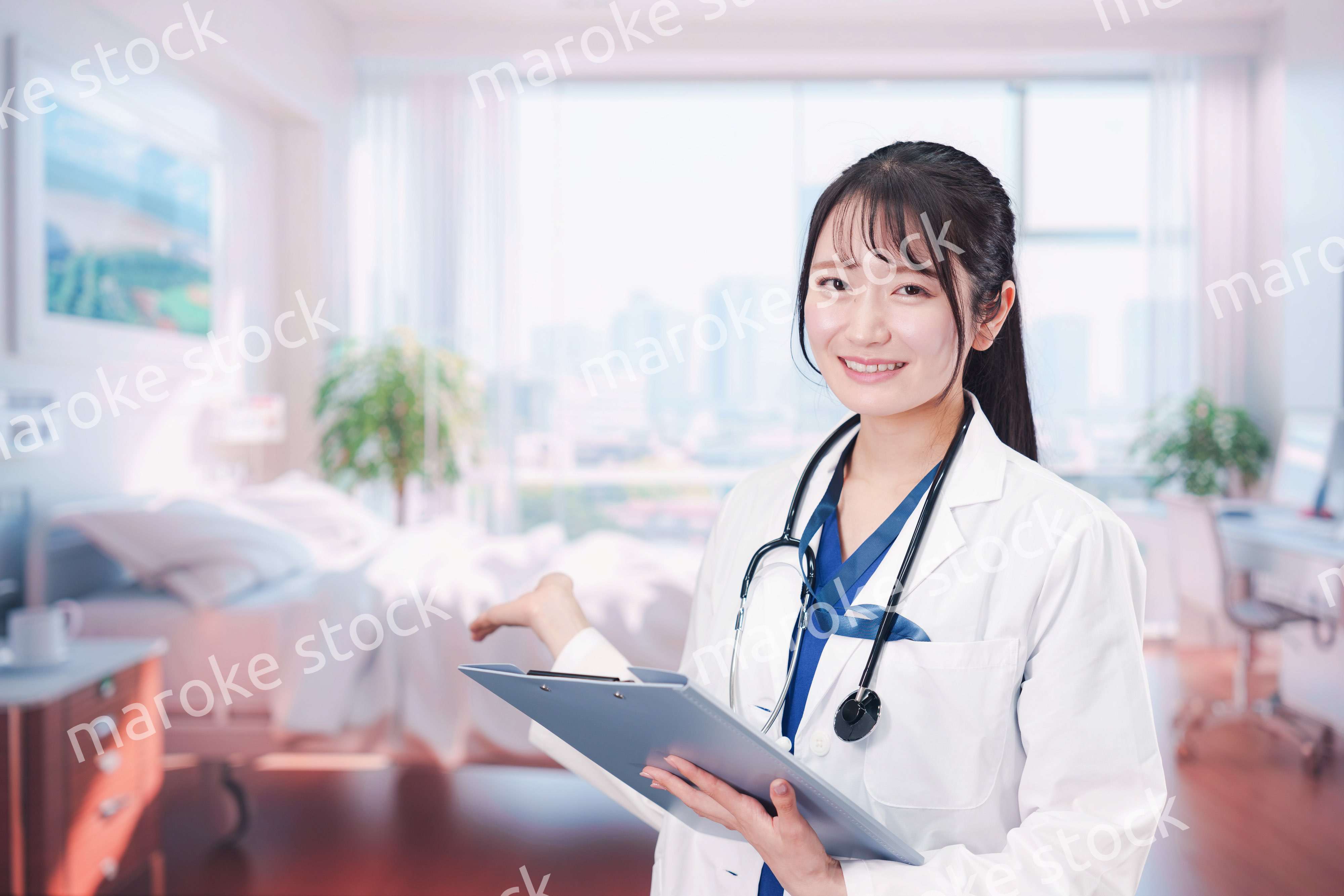 病室を訪問する看護師の女性