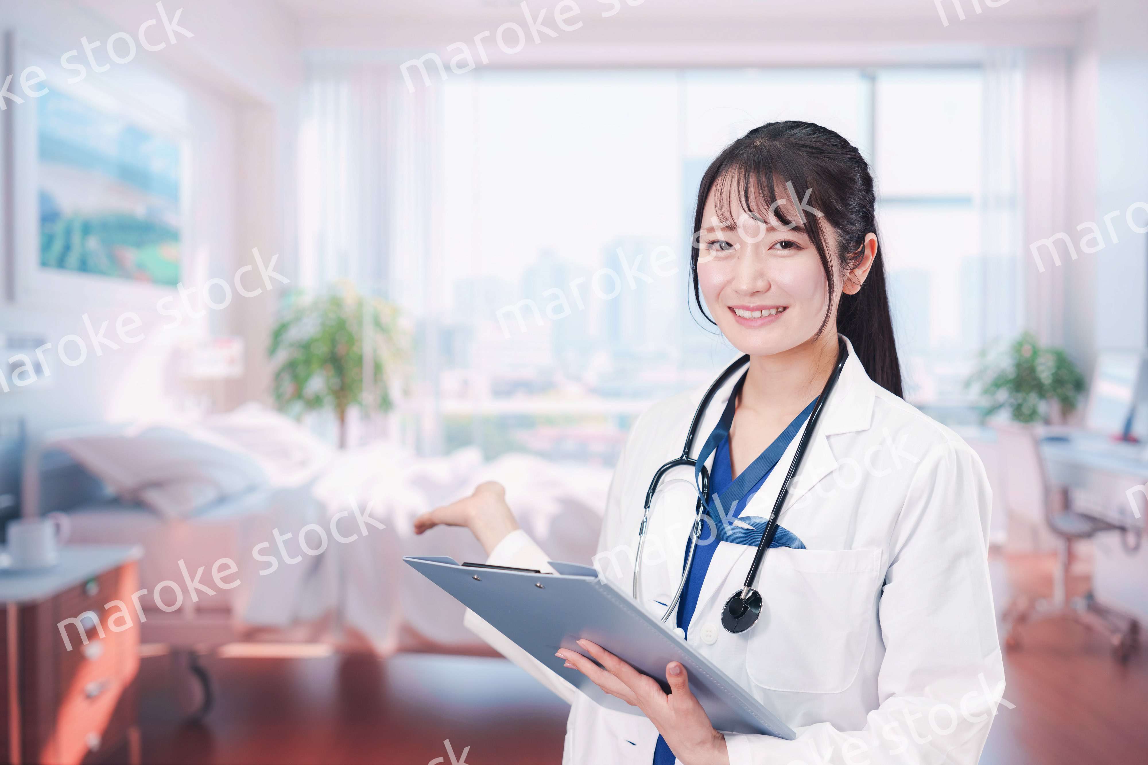 病室を訪問する看護師の女性