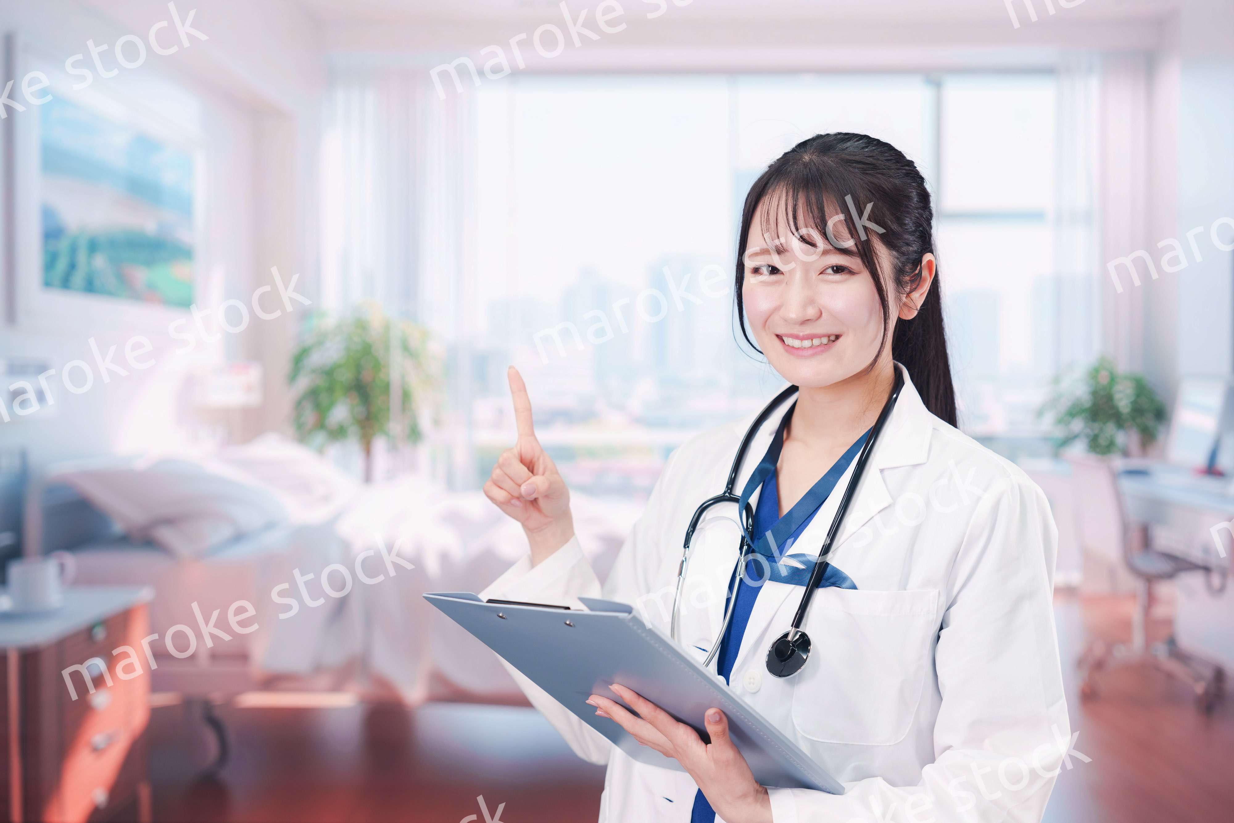 病室を訪問する看護師の女性